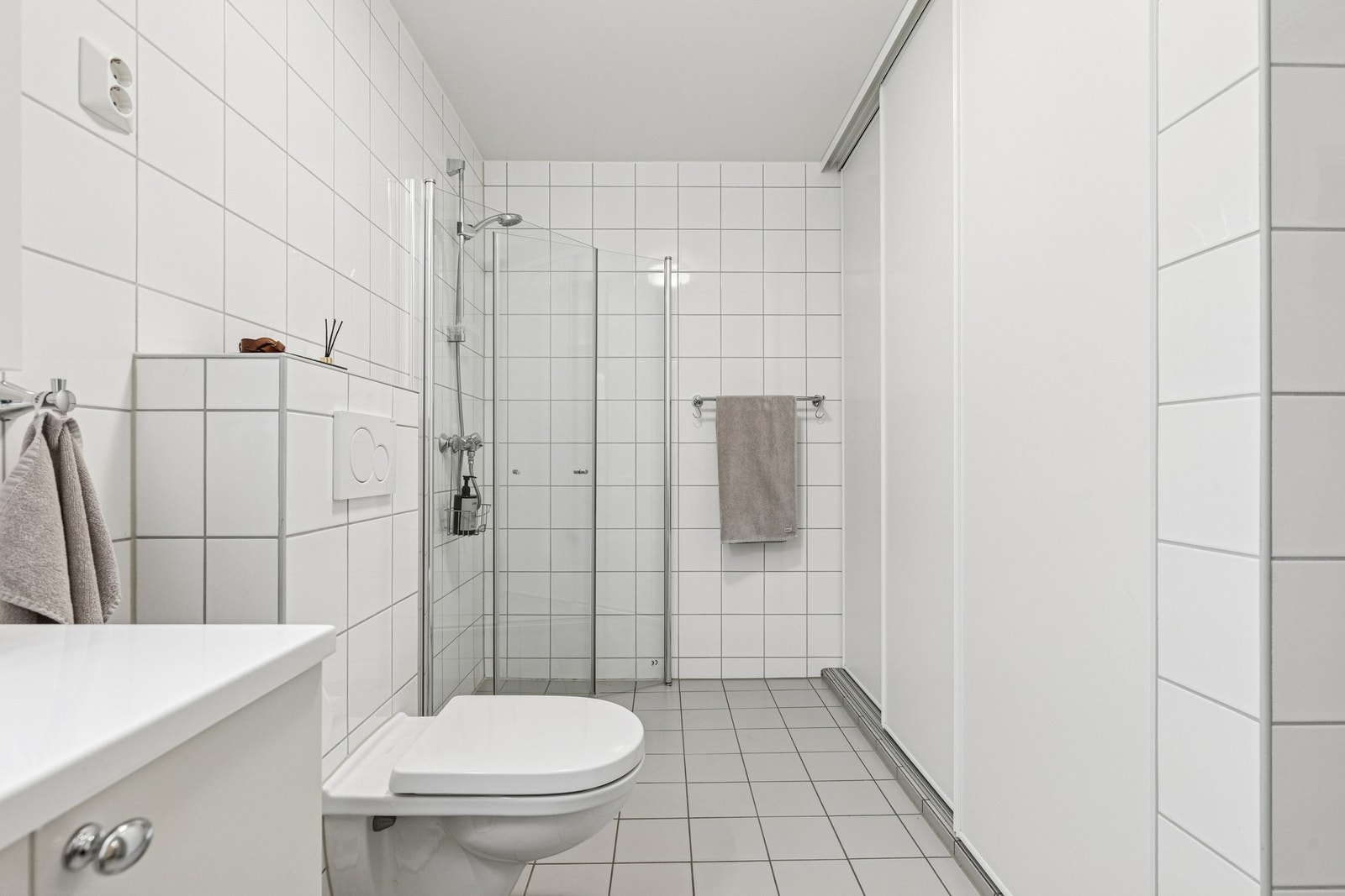 Baderommet er flislagt med varme i gulv og kan by på lyse og tidløse overflater. Galleribilde