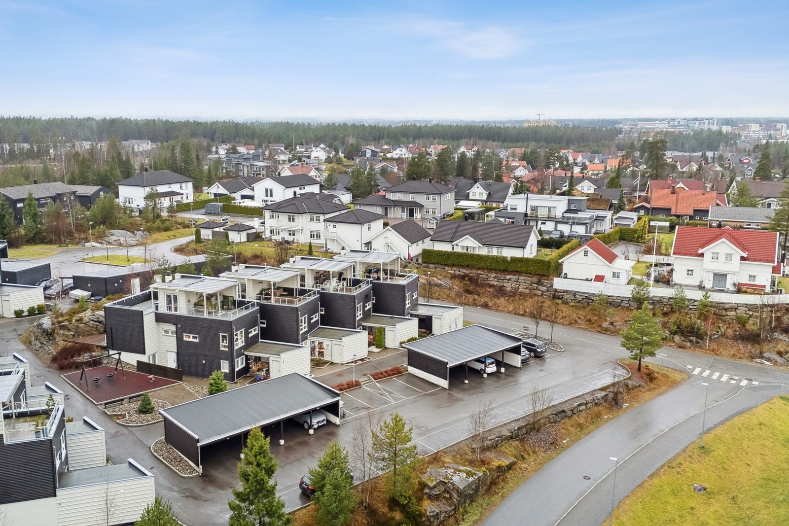 Området gir mulighet for offentlig kommunikasjon via buss og tog. Galleribilde