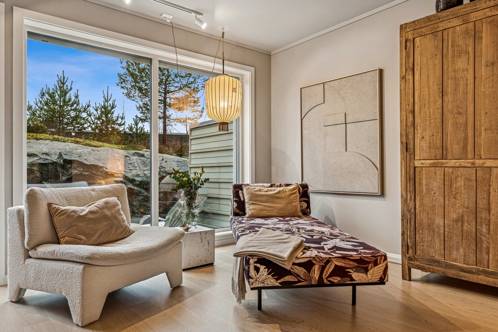 Lys og romslig stue med store vindusflater som sørger for godt med naturlig lys. Galleribilde