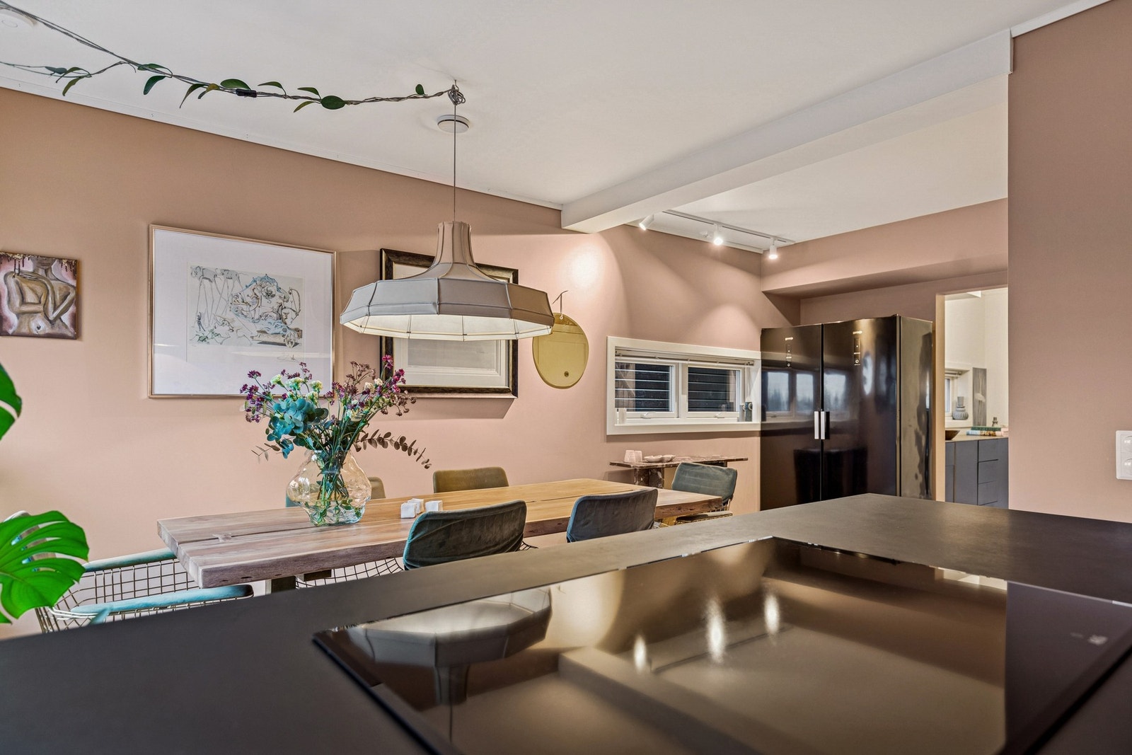 Kjøkkenet har en åpen og sosial løsning mot spisestue, som gir en god flyt mellom rommene. Galleribilde