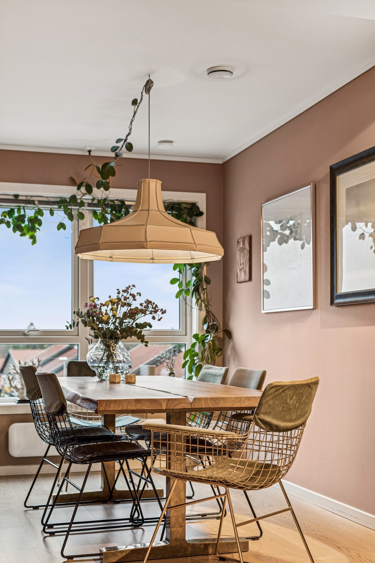 De store vindusflatene slipper inn rikelig med naturlig lys. Galleribilde