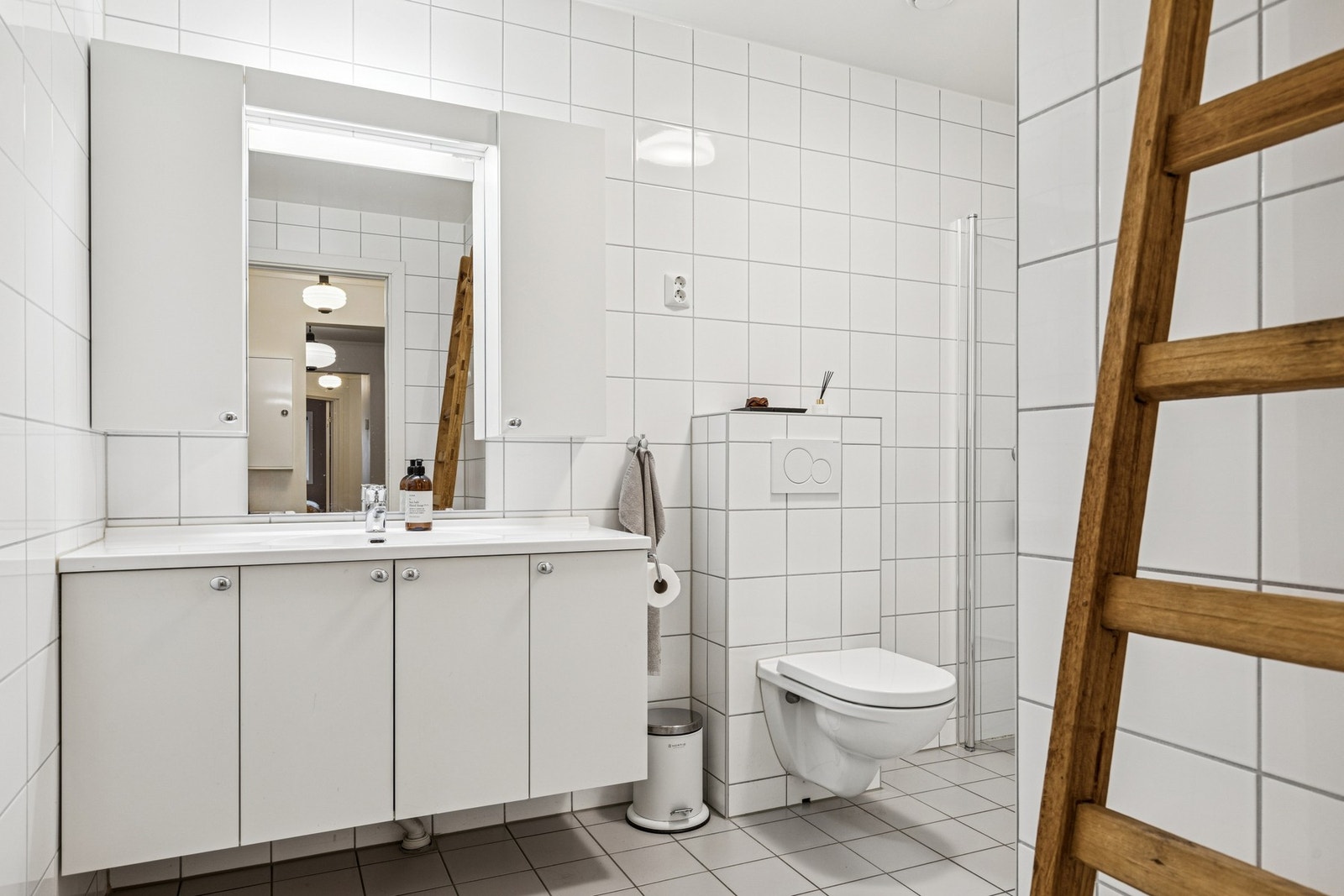 Badet er funksjonelt innredet med god plass og praktiske løsninger. Galleribilde