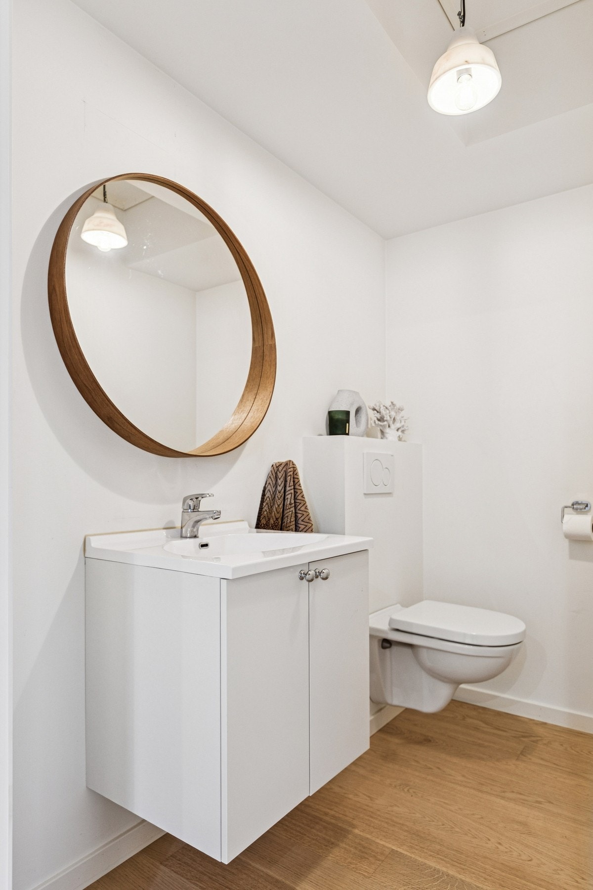 I 2. etasje finner du også et praktisk toalettrom med vegghengt servantinnredning og klosett. Galleribilde