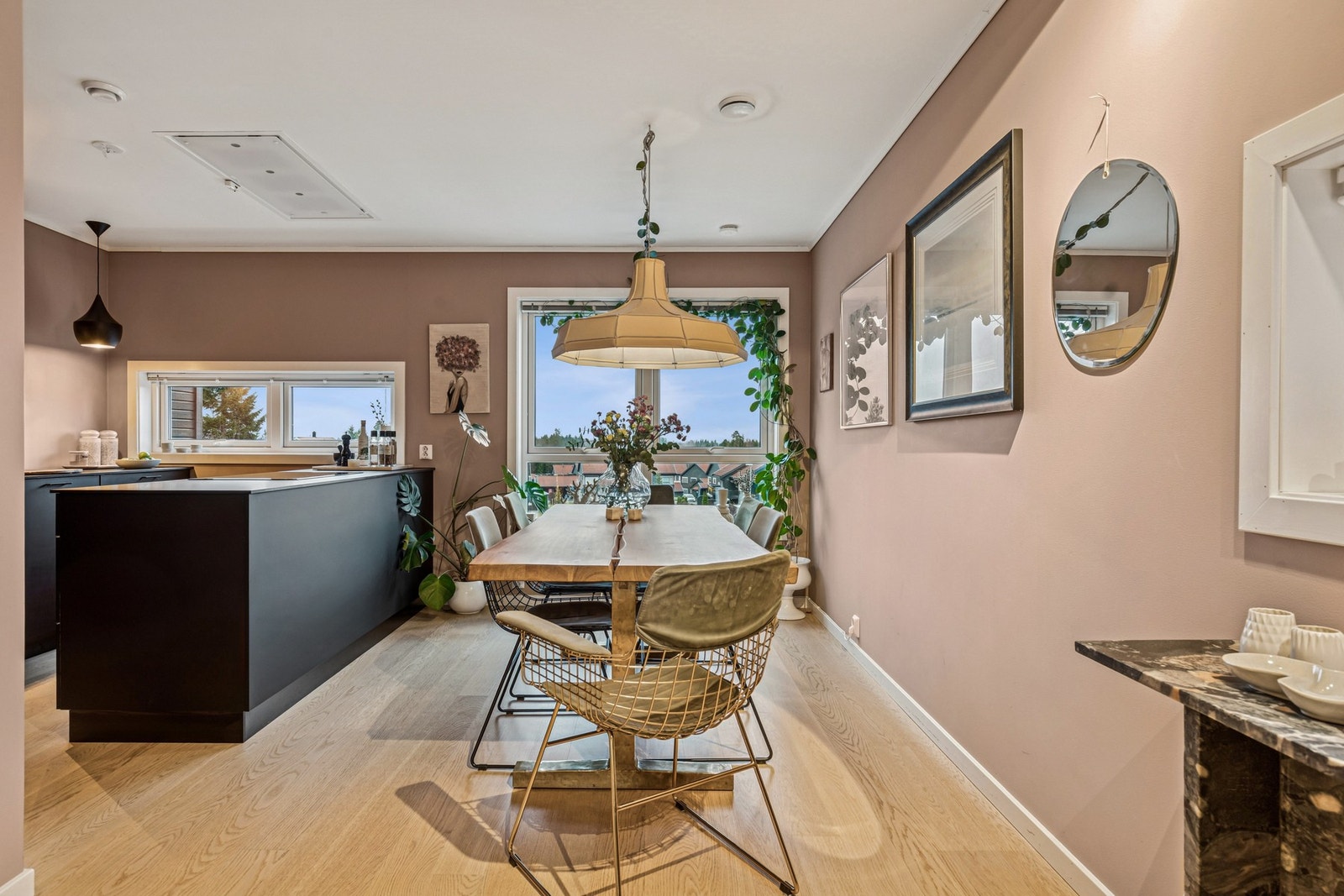 Praktisk plass til spisestueløsning rett utenfor kjøkkenet. Galleribilde