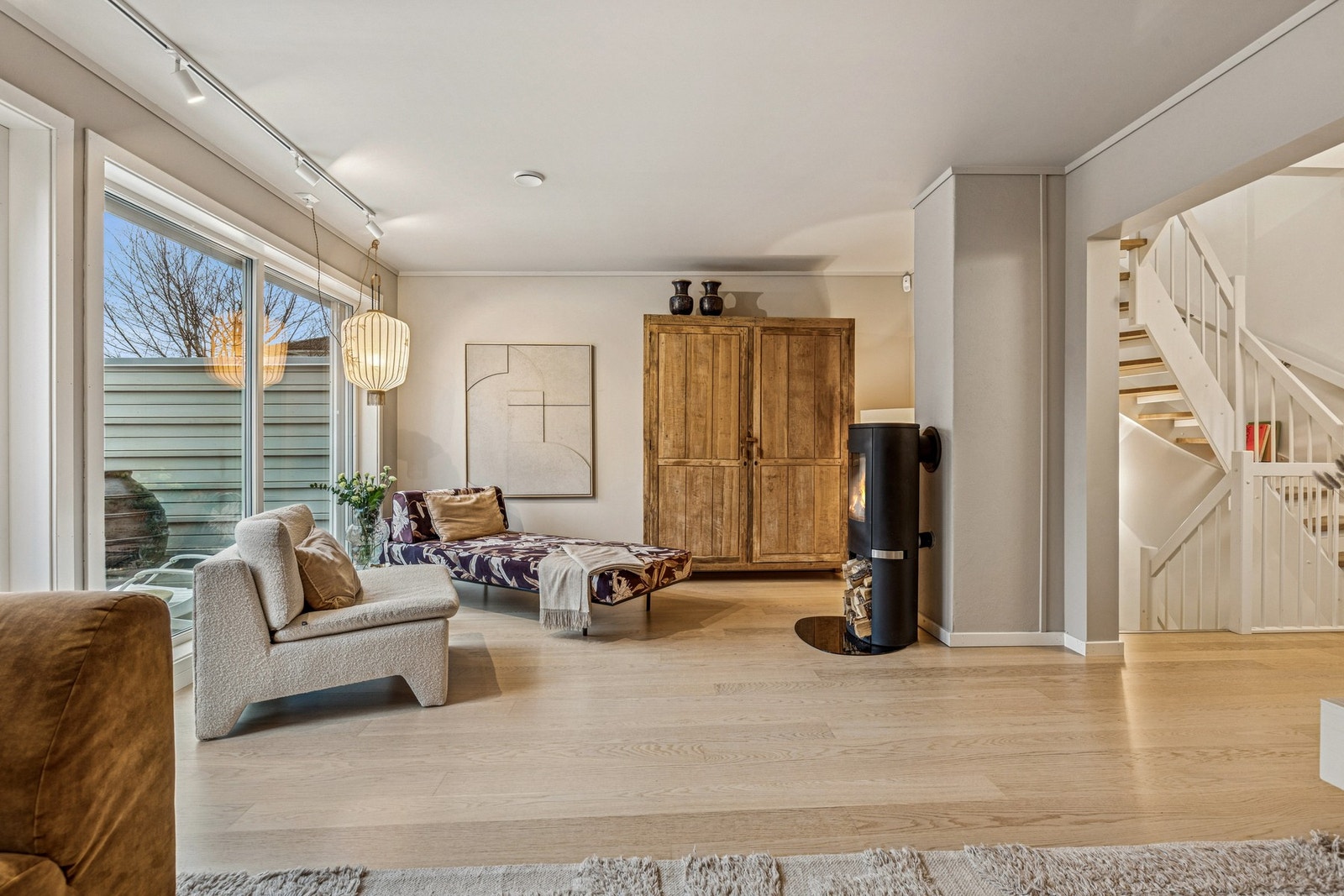 Stuen fremstår som et hyggelig oppholdsrom med plass til både hverdagsbruk og sosiale sammenkomster. Galleribilde