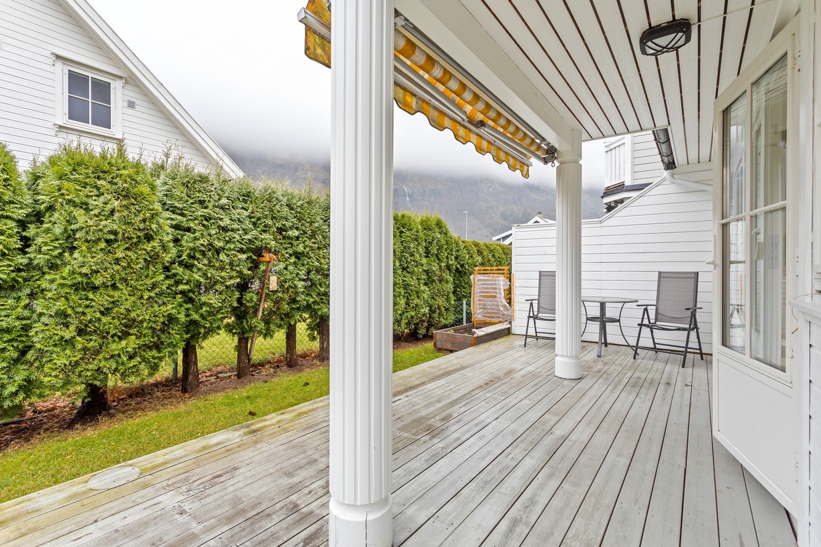 Terrassen er av god størrelse og har vidare tilkomst til hage. Galleribilde