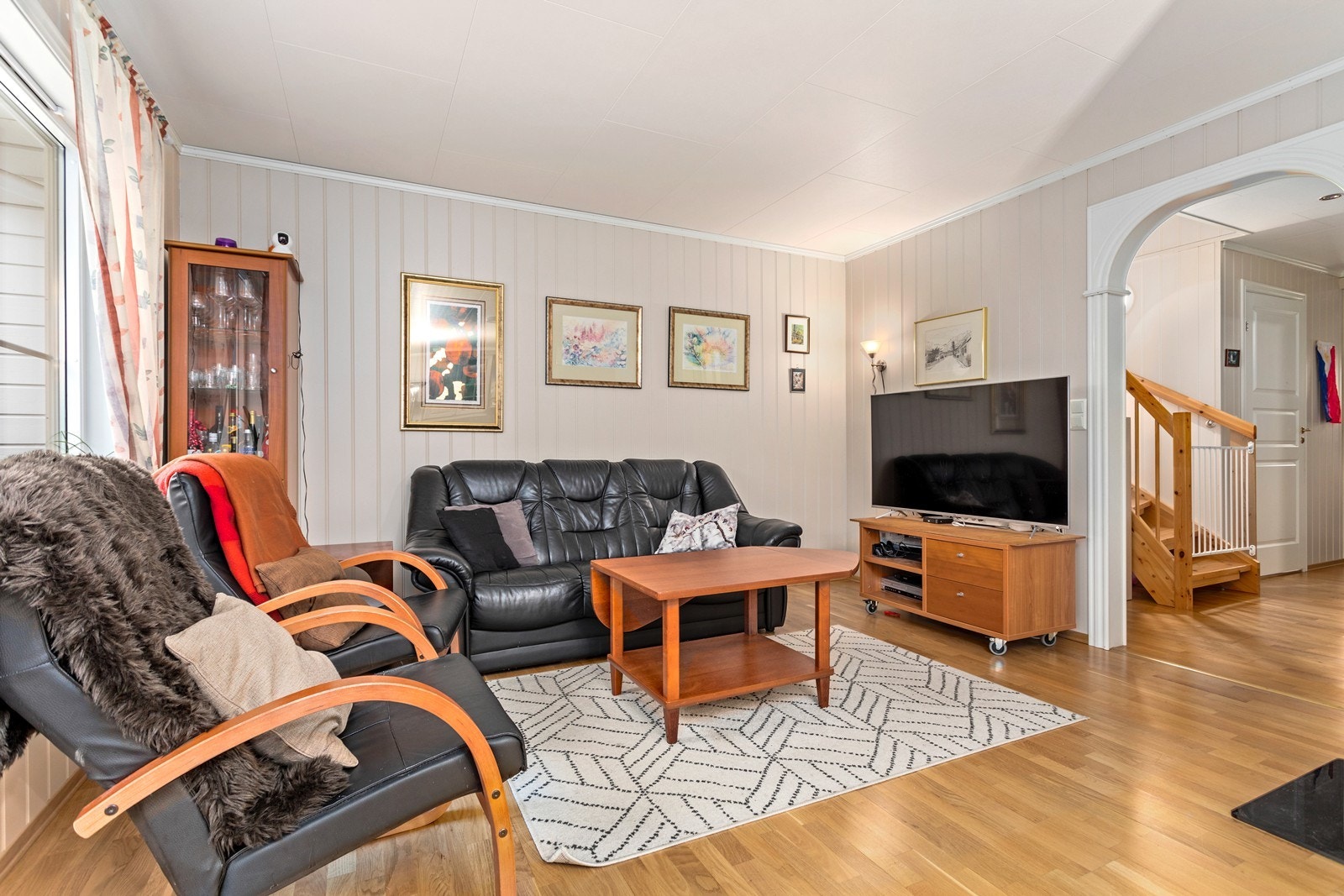 Stova er lys og triveleg og er i open løysing med kjøkkenet. Galleribilde