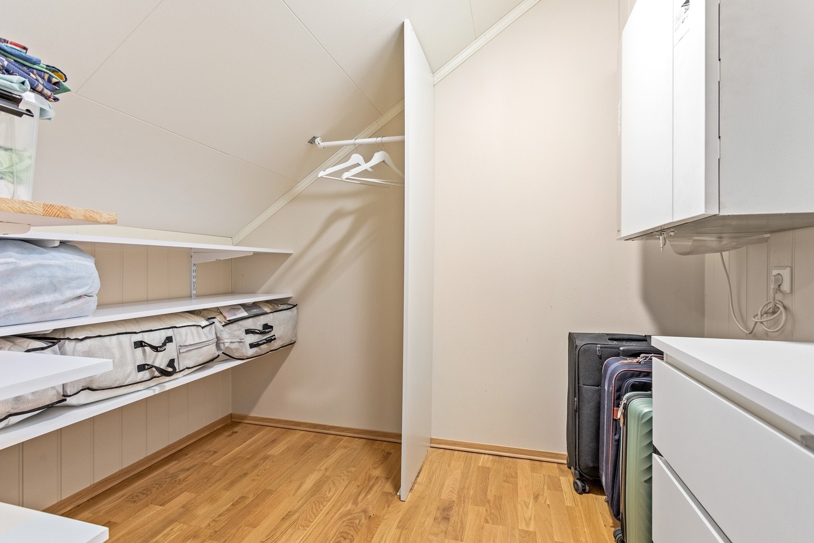 Bod med praktiske hyller for oppbevaring. Galleribilde