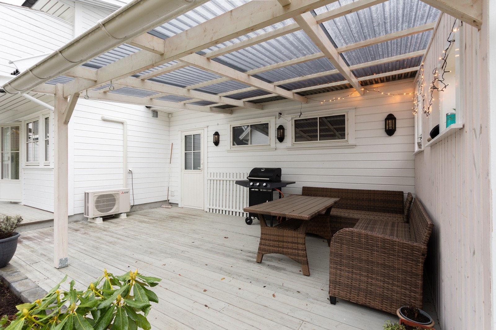 Frå stove/kjøkken er det utgang til stor og delvis overbygd terrasse. Galleribilde