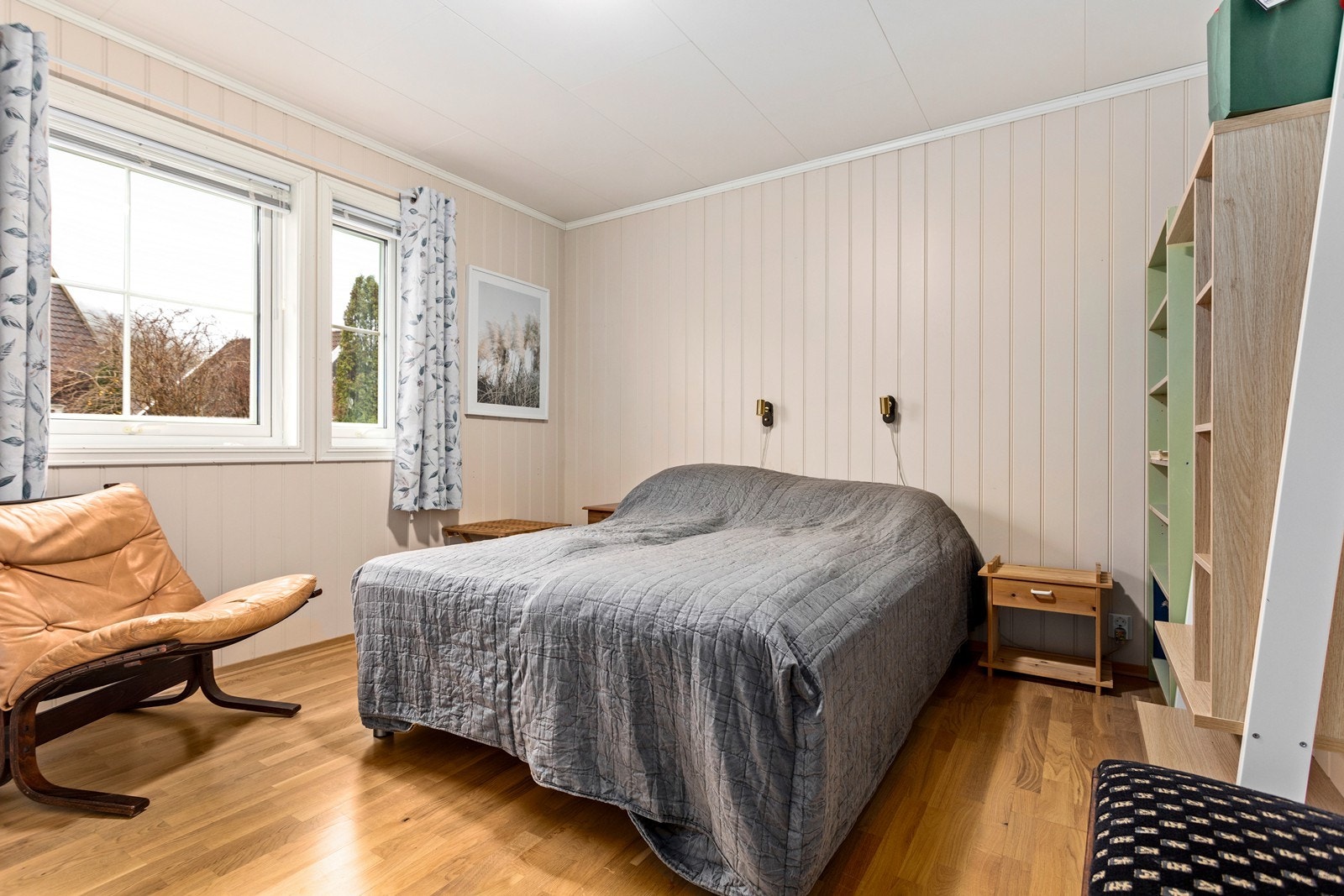 Bustaden har eit soverom i 1. etasje som er av god størrelse. Galleribilde