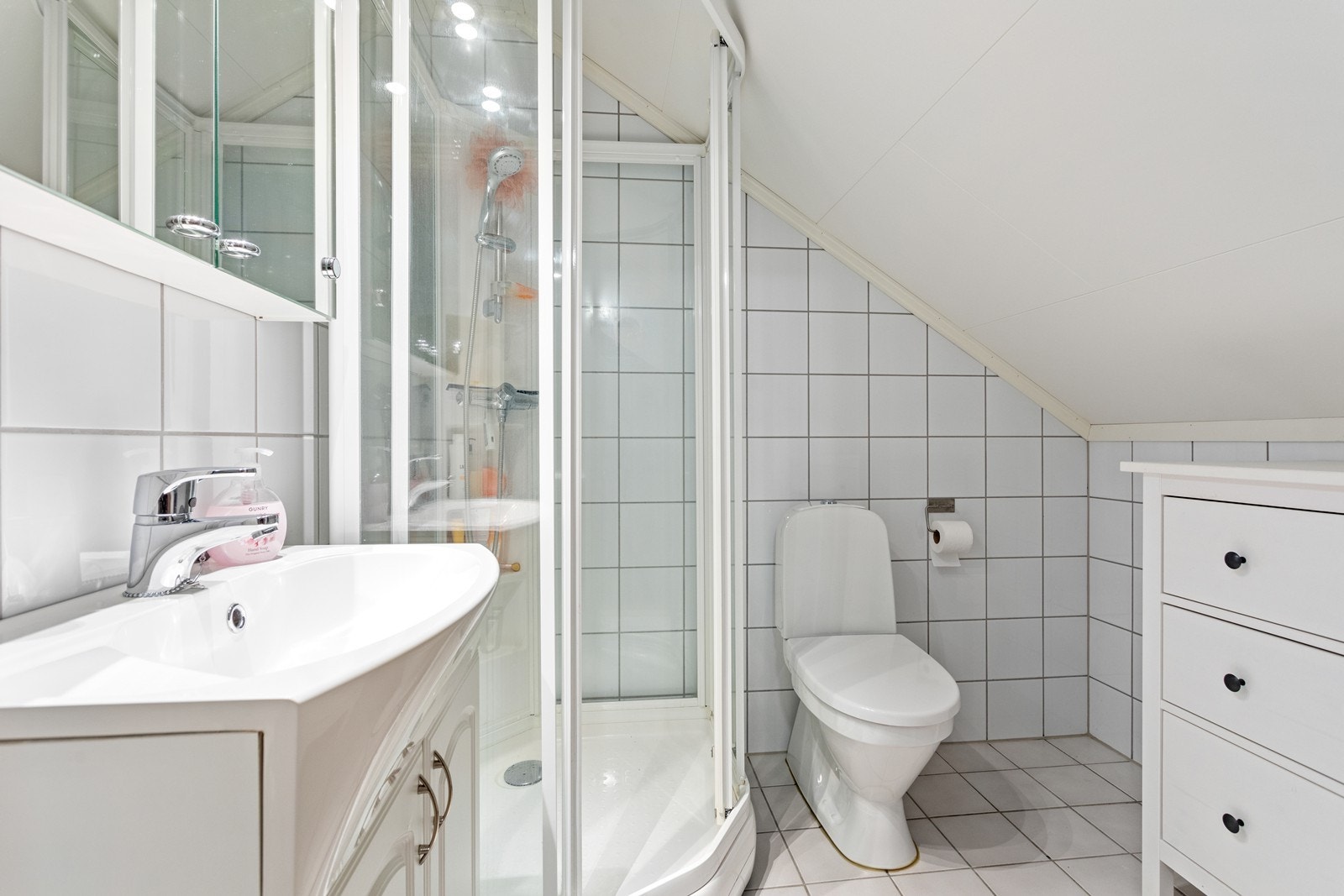 Heilflis abad i nøytral utførelse utstyr med baderomsinnreiing, toalett og dusjkabinett. Galleribilde