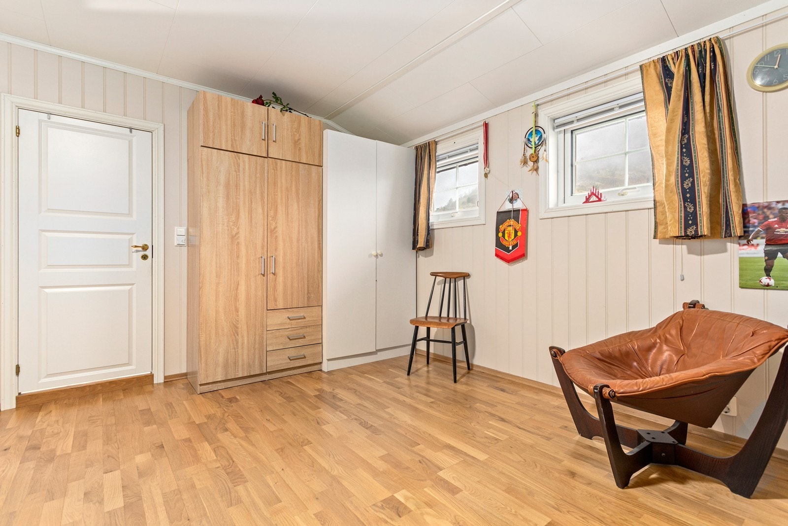 Romsleg, lyst og fint soverom i 2. etasje som kan innreiast etter behov og ynskje. Galleribilde