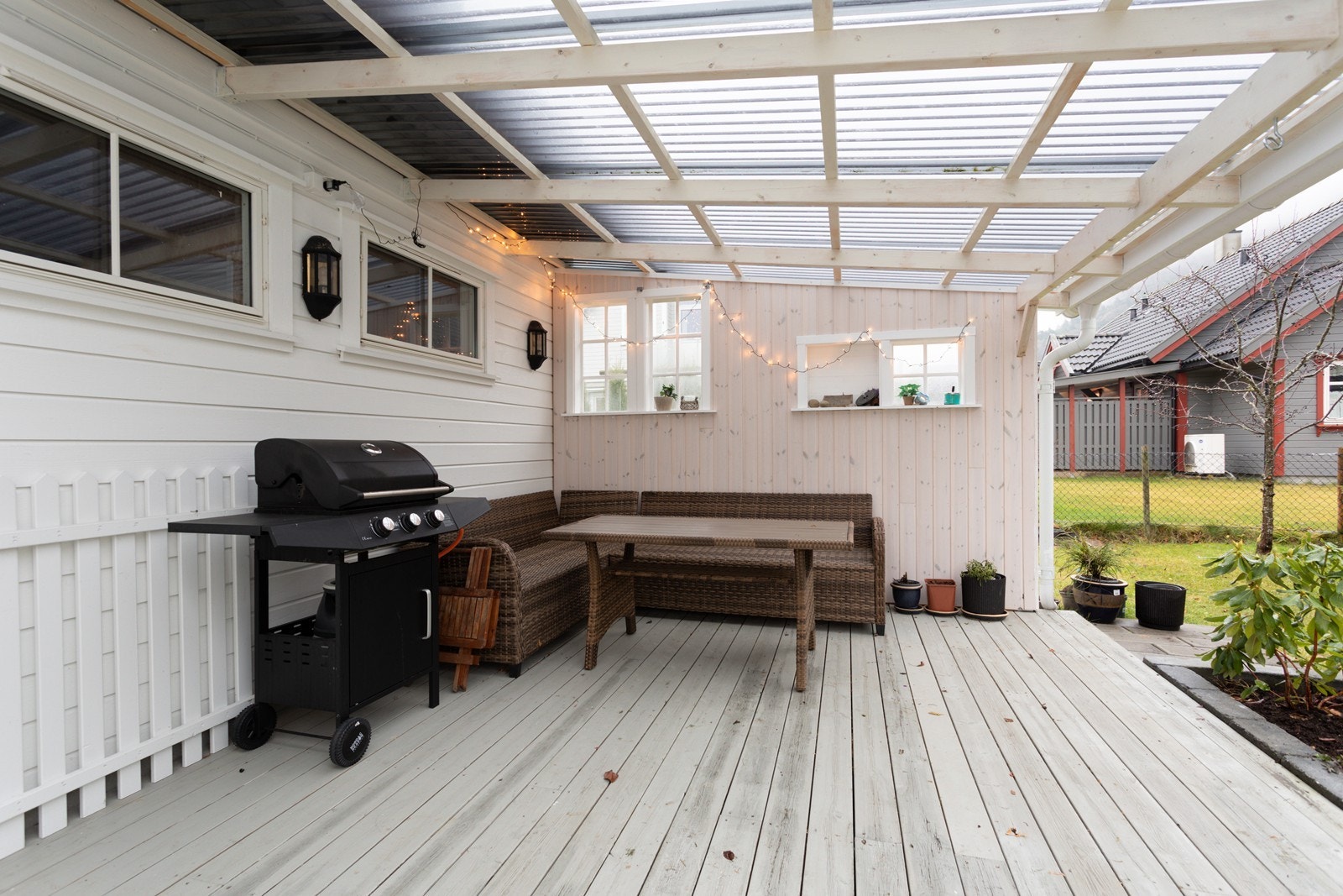 Her kan ein sitte lunt og skjerma med god plass til ønska utemøblement. Galleribilde