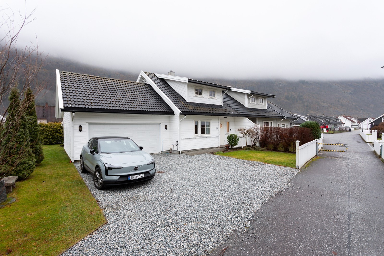 Ein innhaldsrik og flott halvpart av tomannsbustad over to plan med garasje. Galleribilde