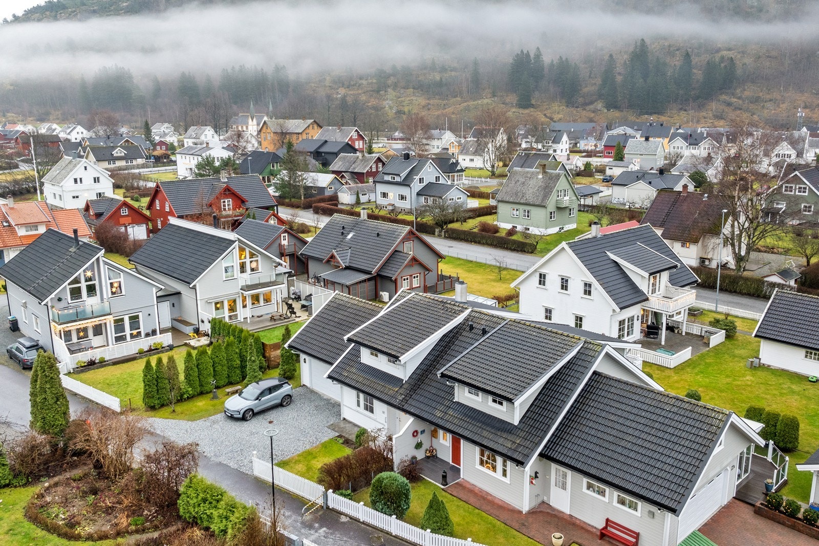 Eigedomen har fin beliggenheit i familievenleg buområde på Lærdalsøyri. Galleribilde