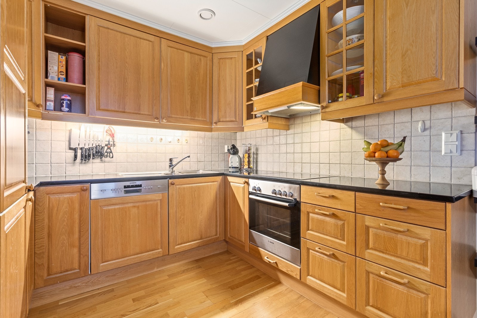 Klassisk kjøkkeninnreiing med profilerte frontar og benkeplate i laminat. Galleribilde