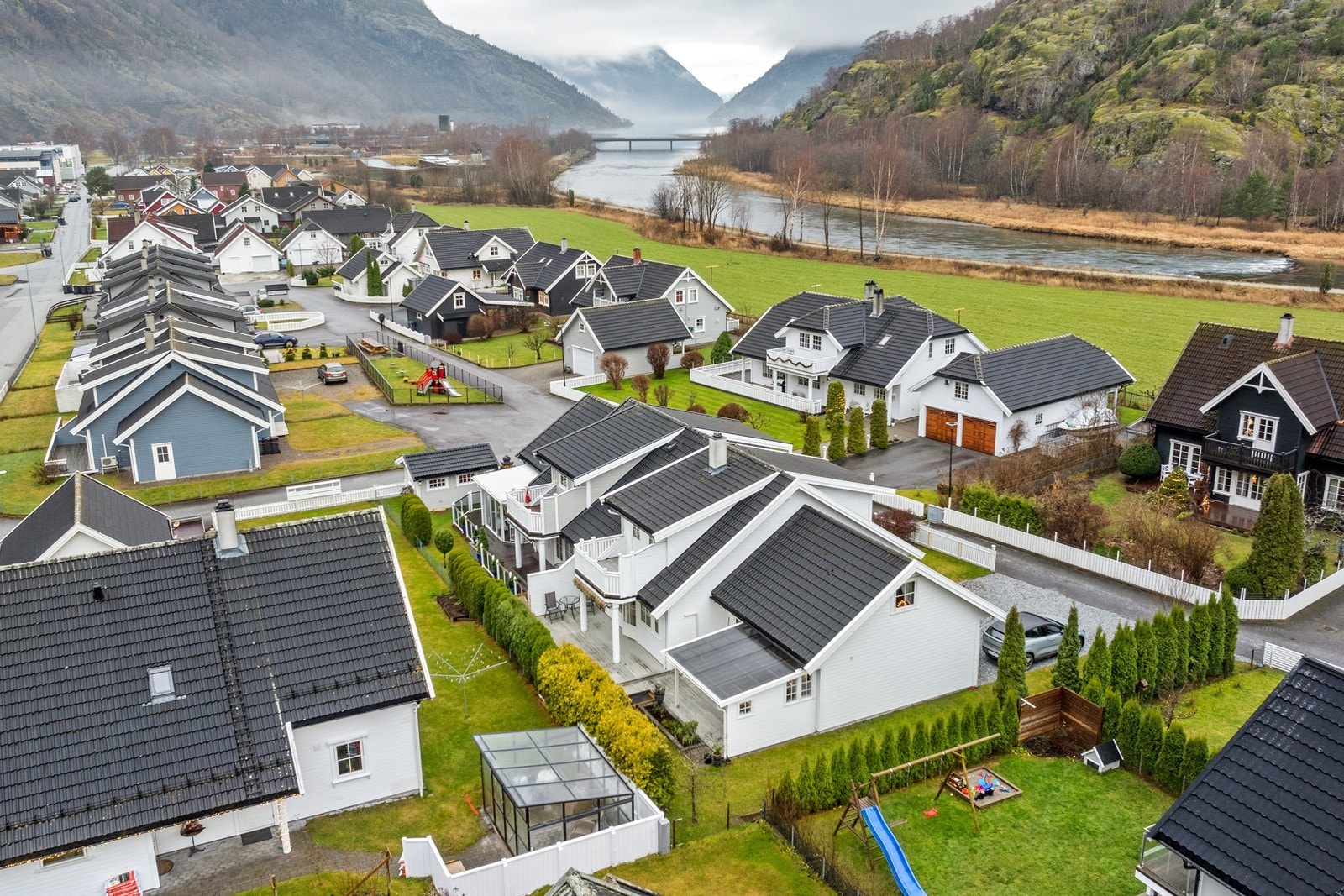 Frå eigedomen er det gåavstand til sentrum samt barnehage og skule. Galleribilde