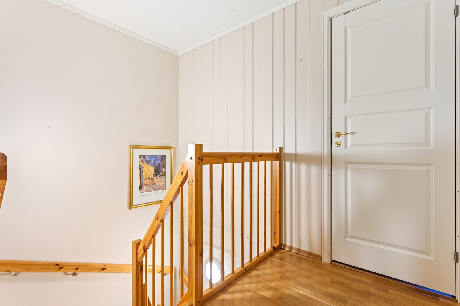 Overflatene i bustaden består i hovudsak av parkett på golv og måla plater og panel på veggar. Galleribilde