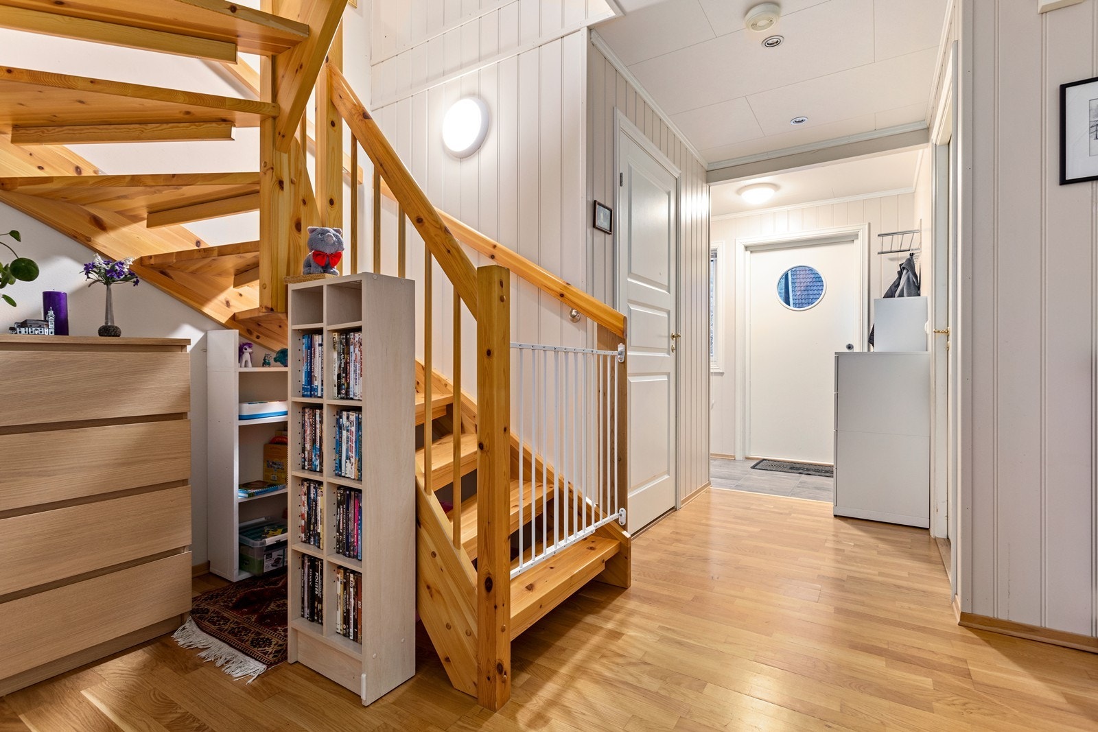 Velkomen inn! Entré har flislagt golv med varmekablar. Galleribilde