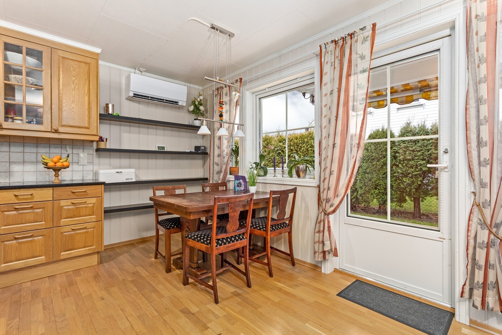 Det er plass til spisebord i tilknytning til kjøkkenet. Av varmekilder er det både varmepumpe og peisomn. Galleribilde