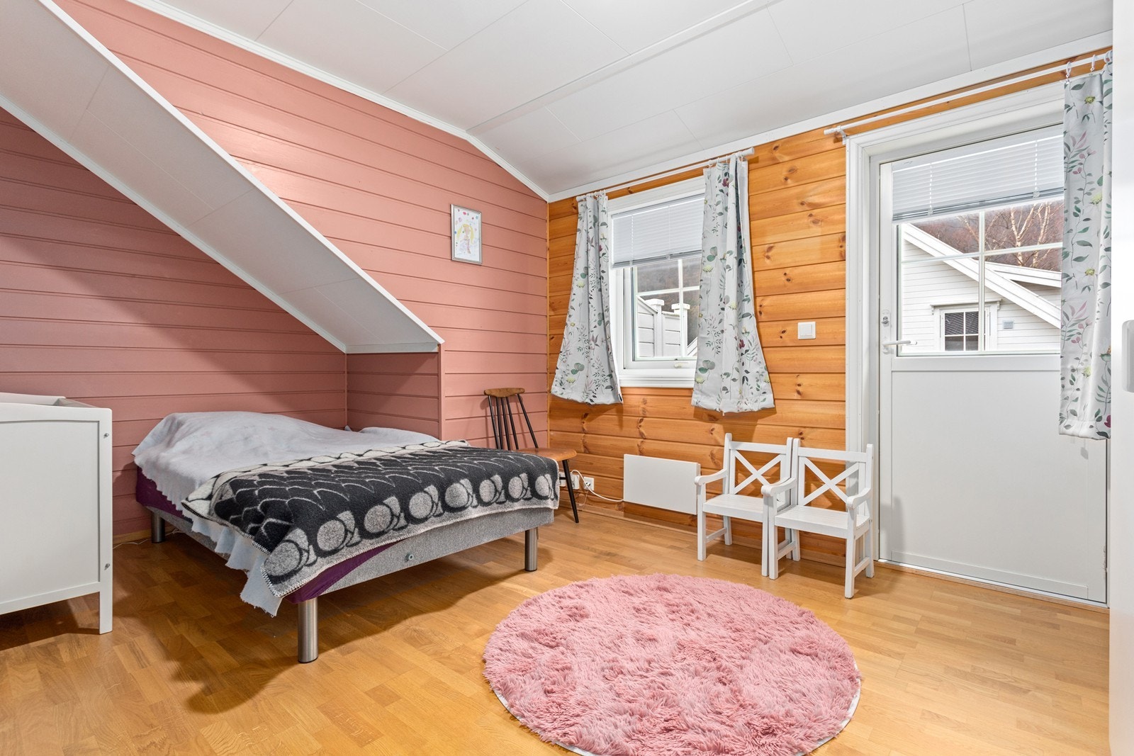 Frå 2. etasje har ein også utgang til terrasse. Galleribilde