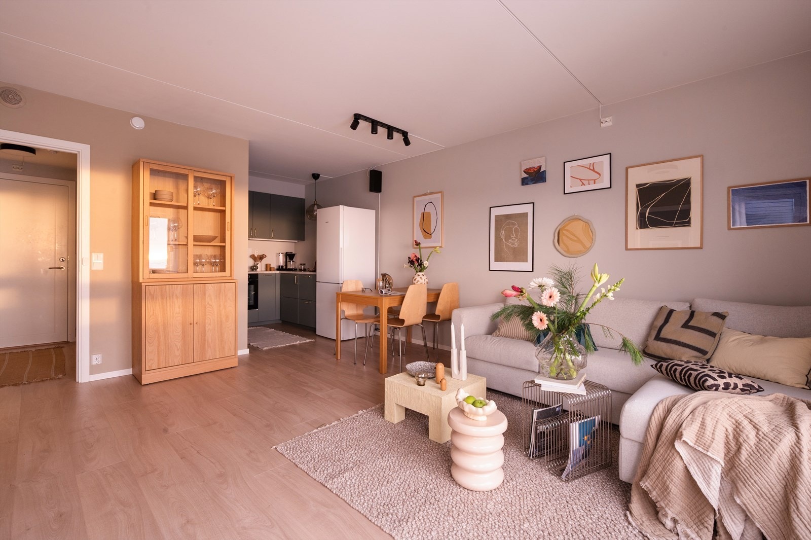 Kjøkkenet ligger i åpen løsning mot stuen og bidrar til at boligen får en sosial planløsning. Galleribilde