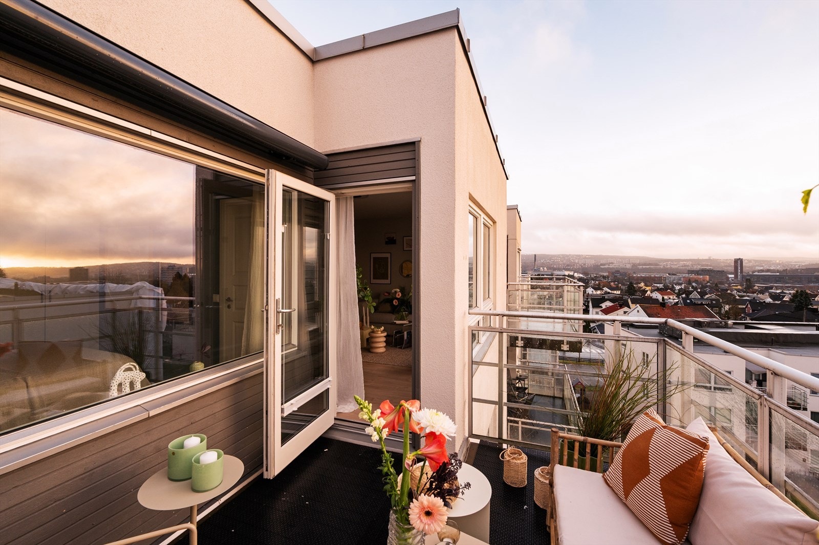 Plastfliser på gulv samt rekkverk i aluminium med glassfelt. Galleribilde