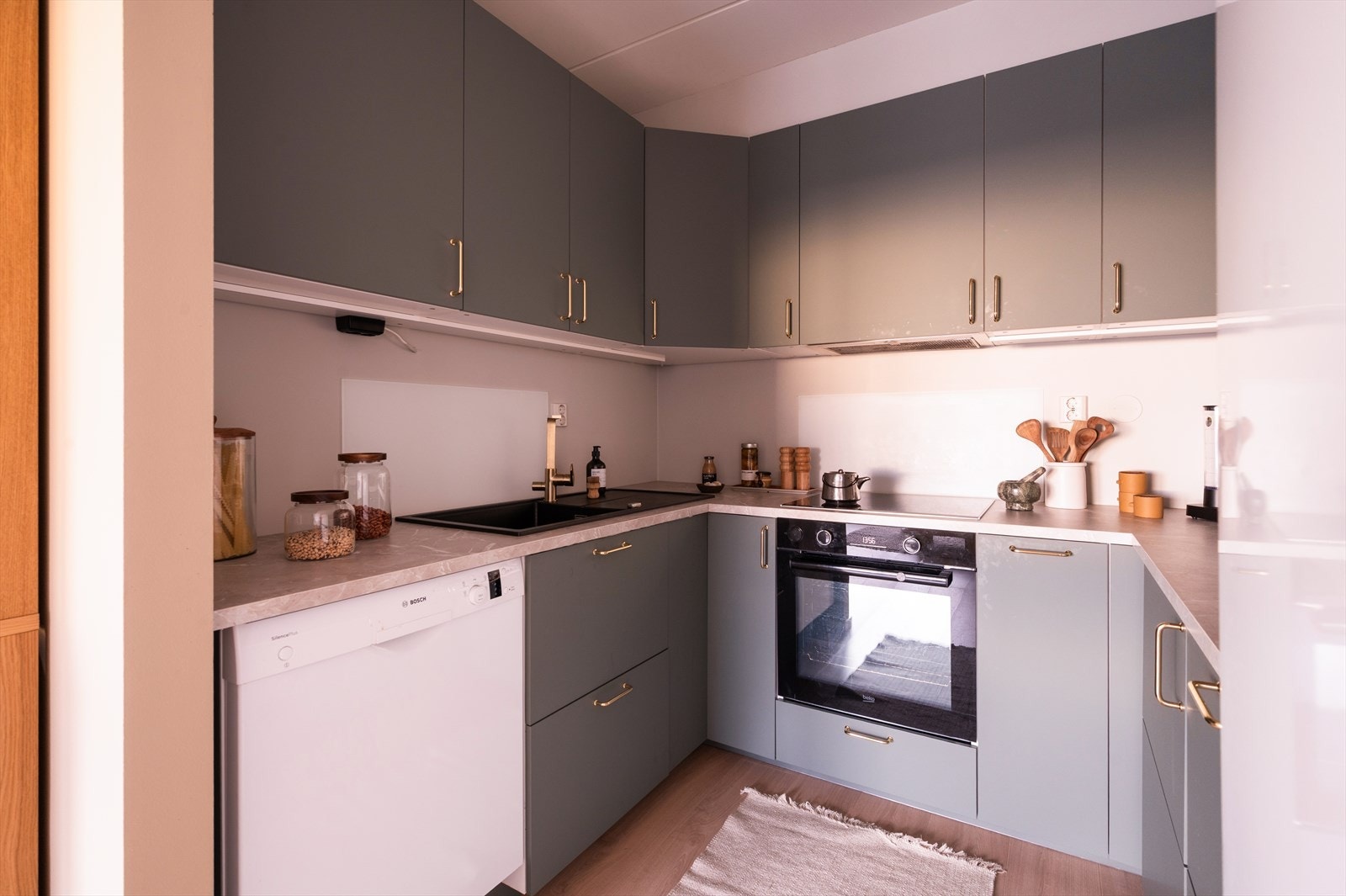 Innredningen ble oppgradert i 2024 og fremstår lys og moderne med glatte fronter og laminat benkeplate med nedfelt vaskekum. Galleribilde