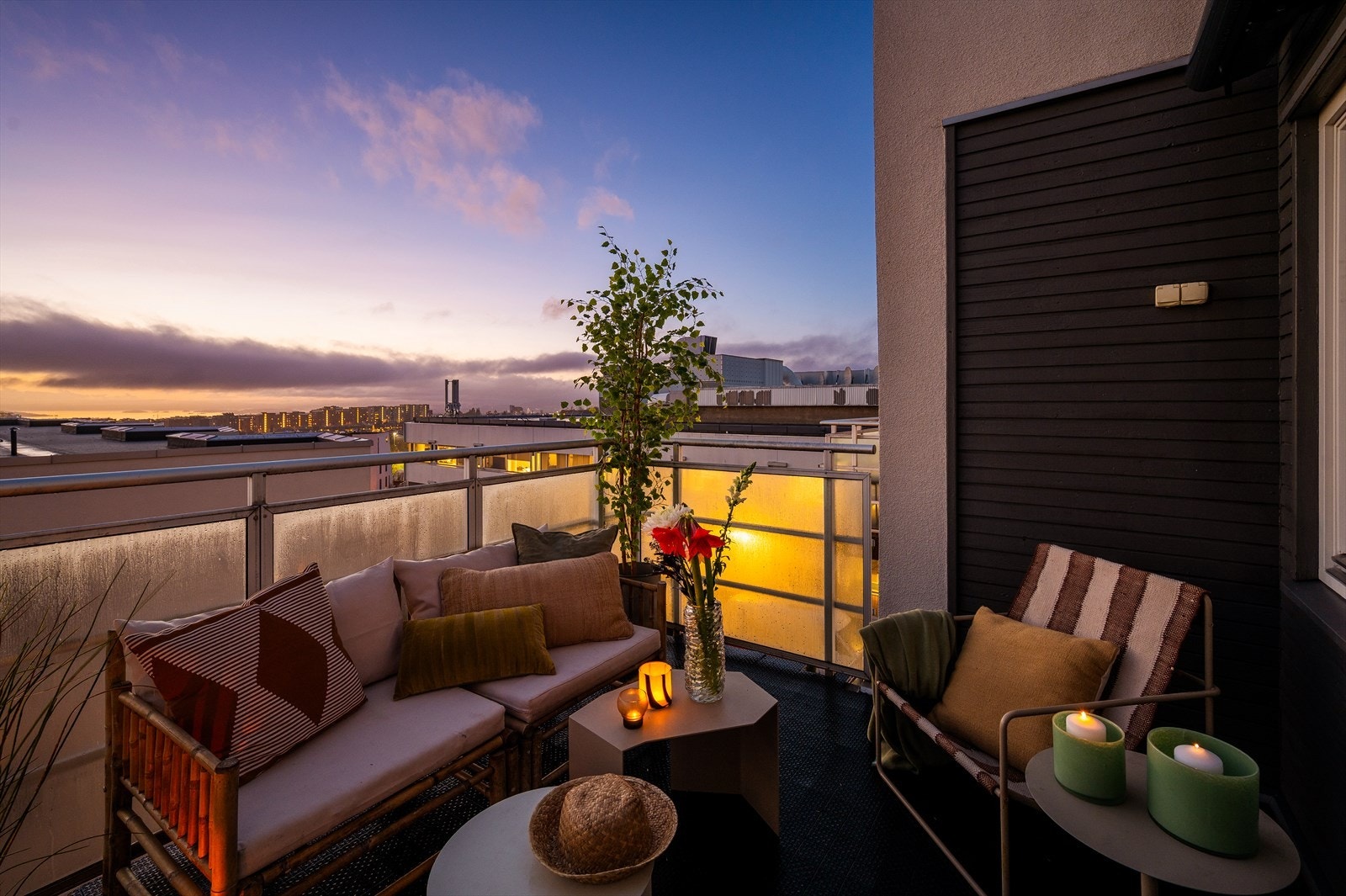 Balkongen er like hyggelig på kveldstid med sin flotte utsikt. Galleribilde