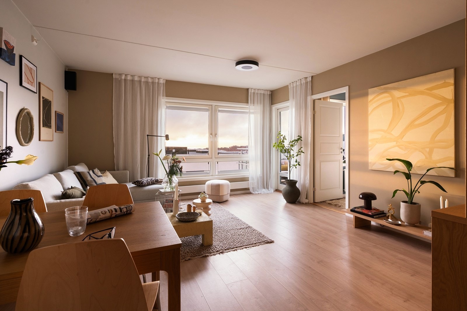 Leiligheten har en gjennomtenkt planløsning med gode møbleringsmuligheter og utgang til en sydvestvendt balkong på ca. 8 kvm med flott utsikt og gode solforhold. Galleribilde