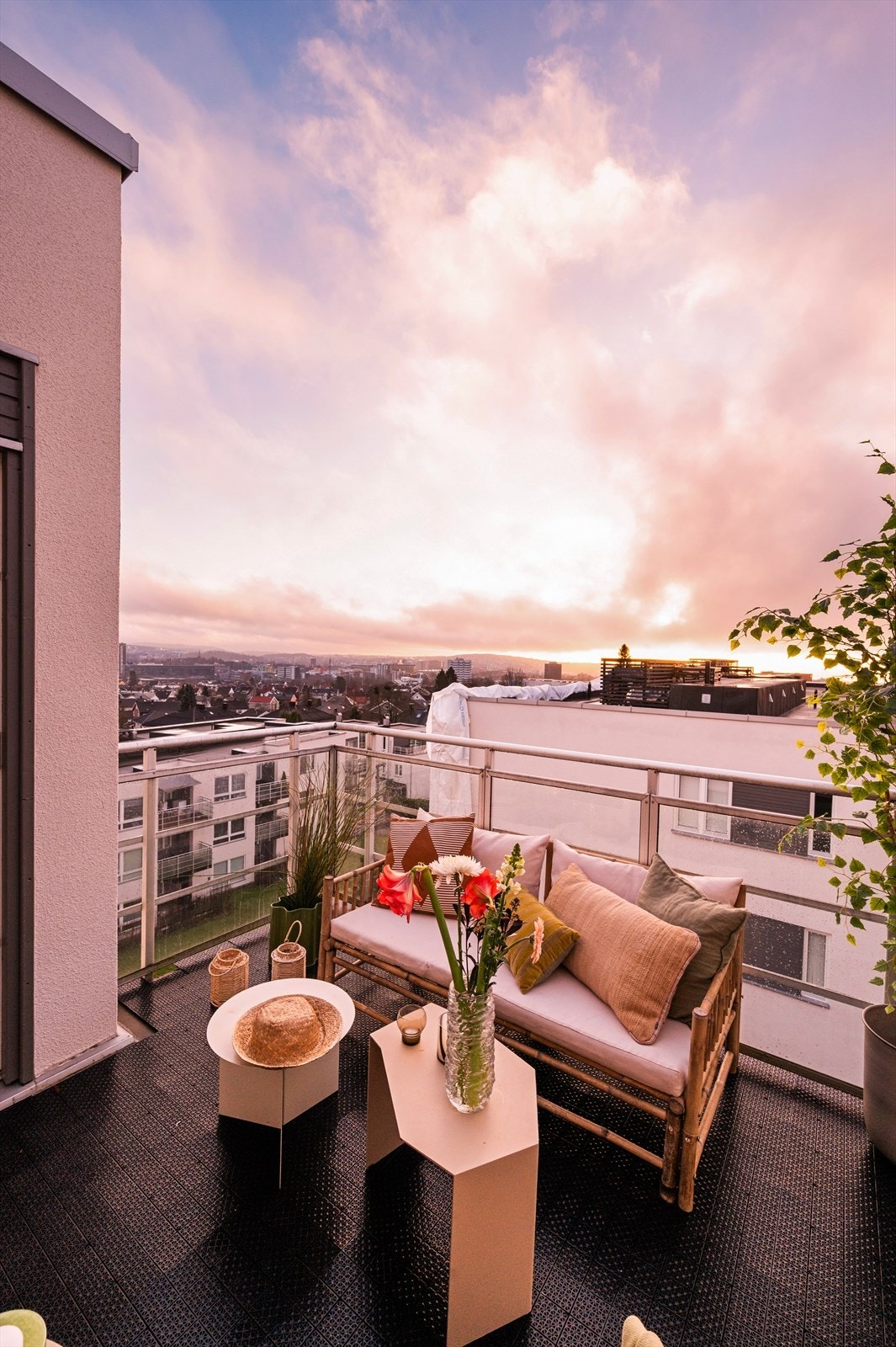 Flott utsikt fra balkongen, samtidig som man har god plass til møblering. Galleribilde