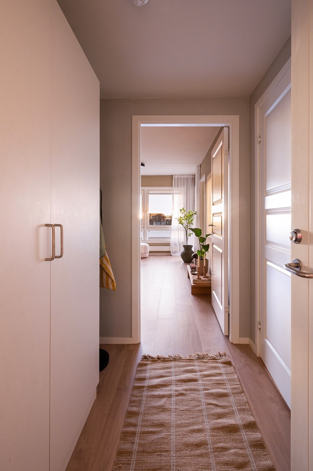 Hyggelig entré med god plass til oppheng av yttertøy og oppbevaring av sko. Galleribilde