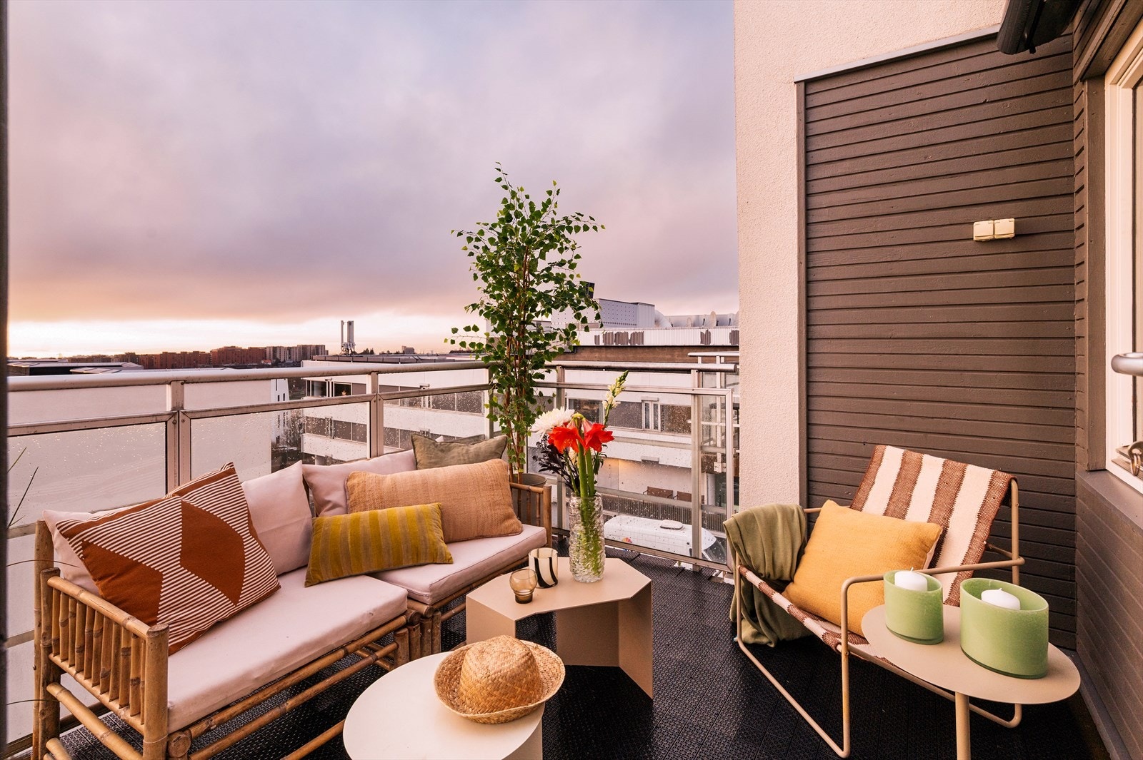 Stuen har direkte utgang til balkong, som på en naturlig måte forlenger oppholdsrommet i sommerhalvåret. Galleribilde