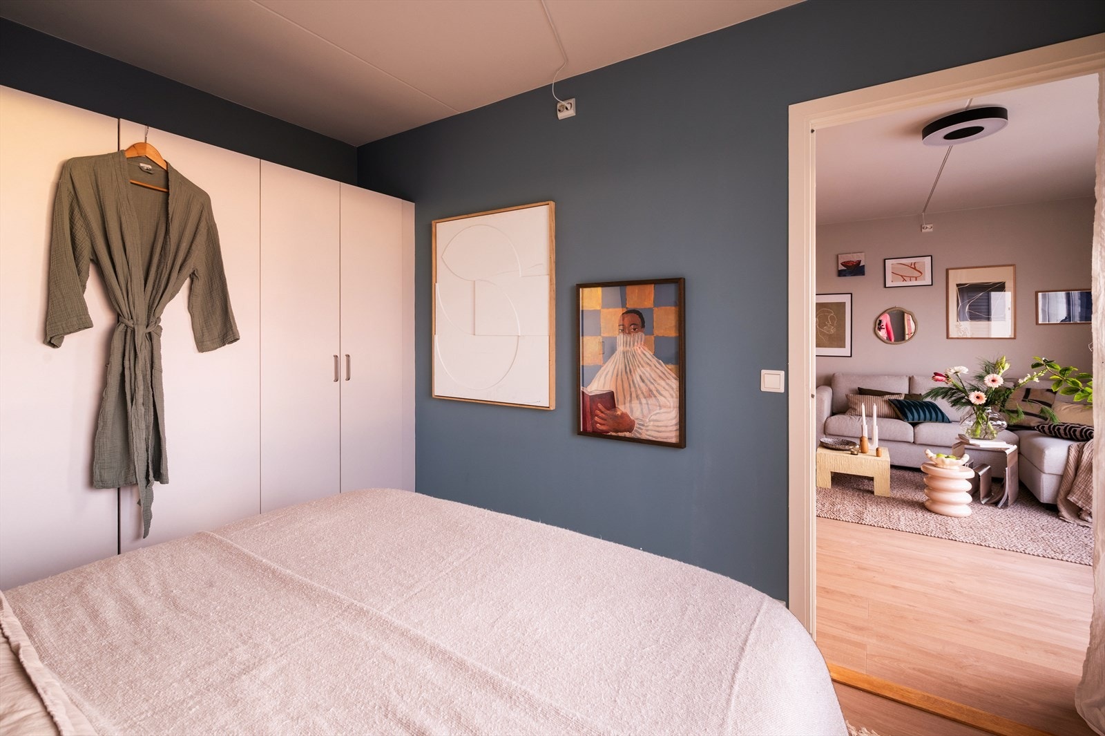 Rommet er malt i en behagelig og lun blåfarge. Galleribilde