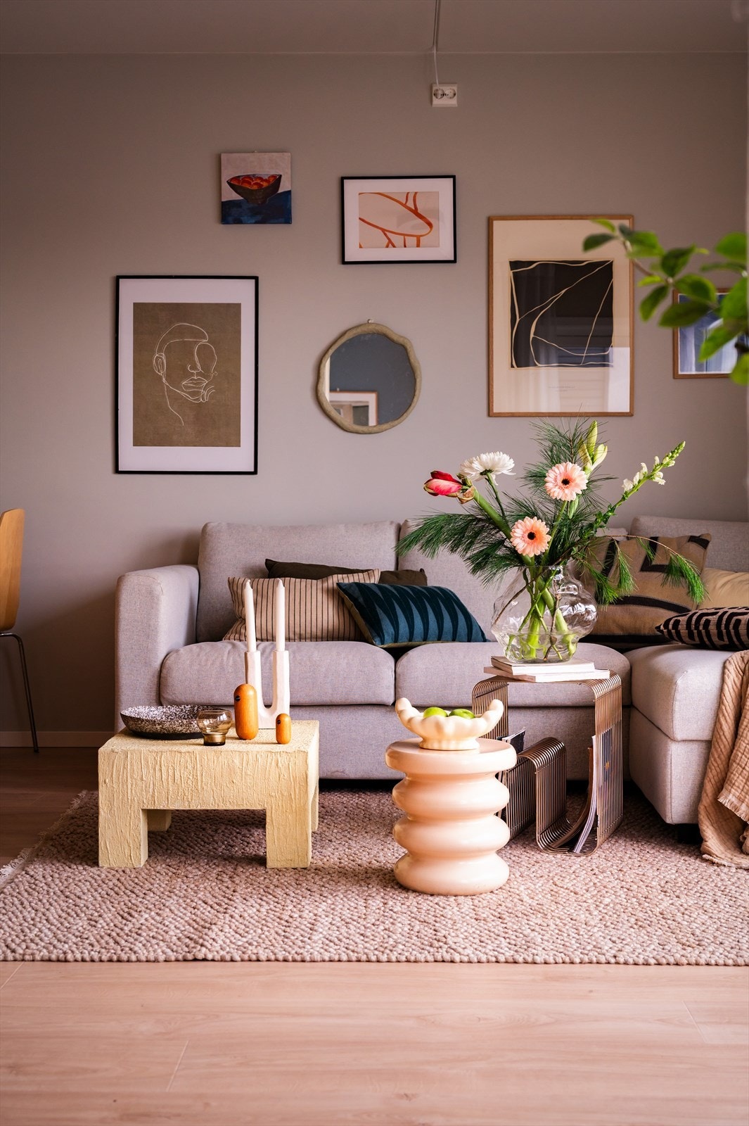 Varmtvann og fyring er inkludert i fellesutgiftene. Boligen har også balansert ventilasjon. Galleribilde