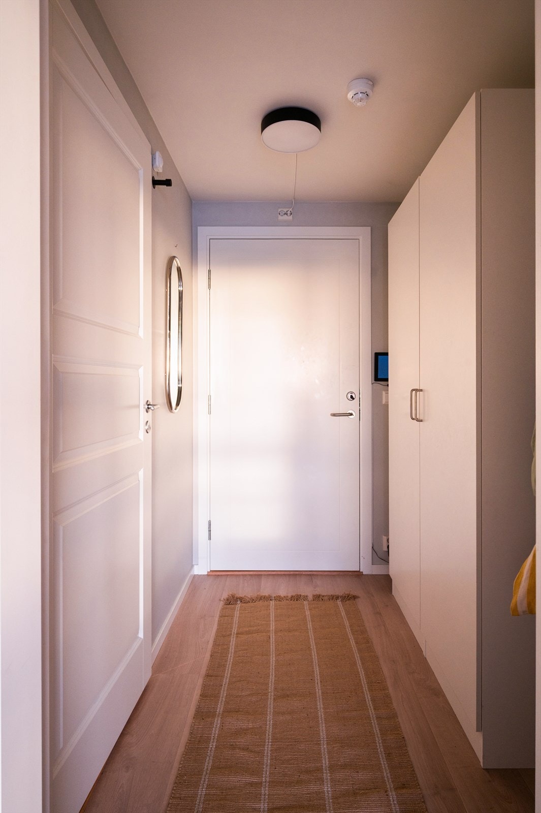 Entréen har i tillegg et praktisk garderobeskap. Dørtelefon er hensiktsmessig plassert ved inngangsdøren. Galleribilde