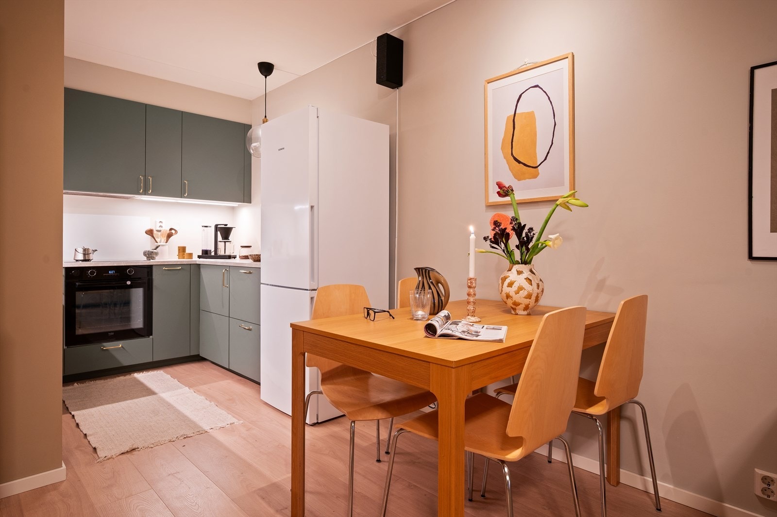 God plass til spisebord for hyggelig sammenkomster. Galleribilde