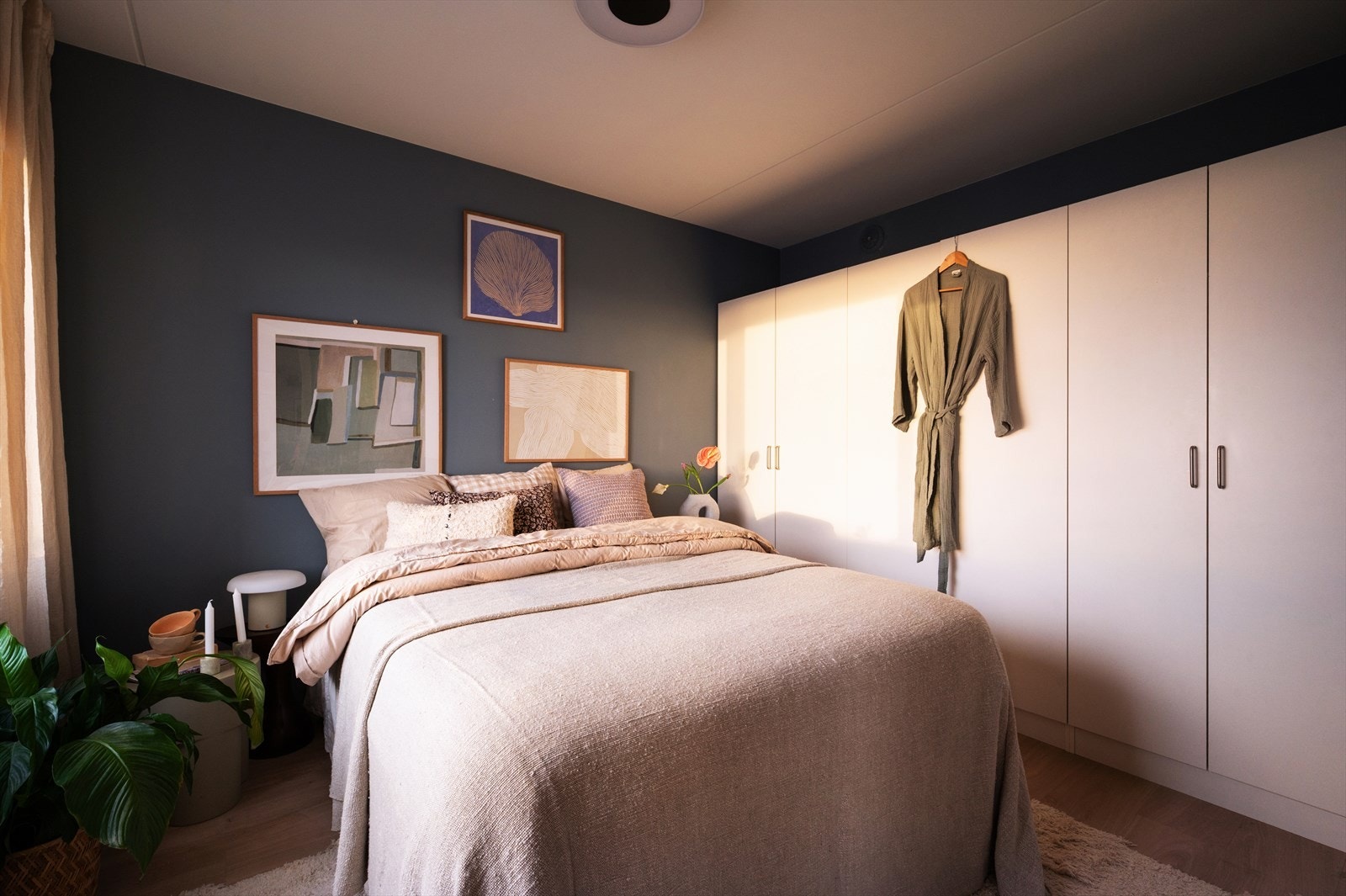 En romslig garderobeløsning som strekker seg fra vegg til vegg gir rikelig med oppbevaringsplass og medfølger salget. Galleribilde