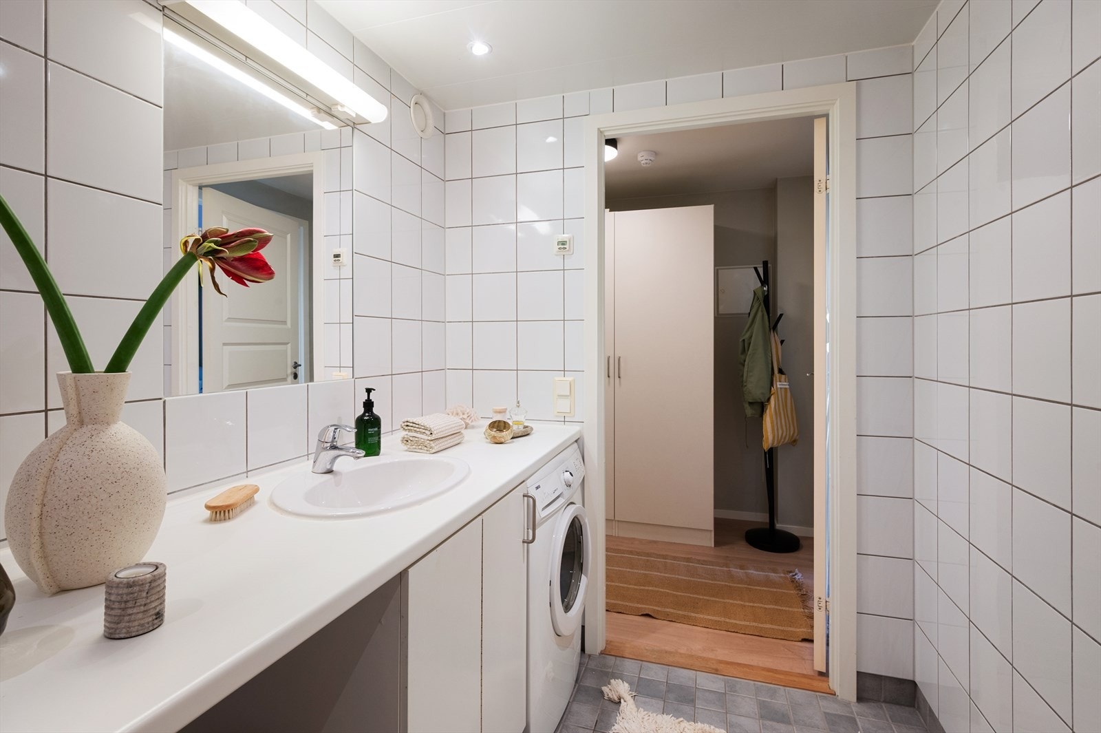 Praktisk med opplegg for vaskemaskin under benkeplate. Galleribilde