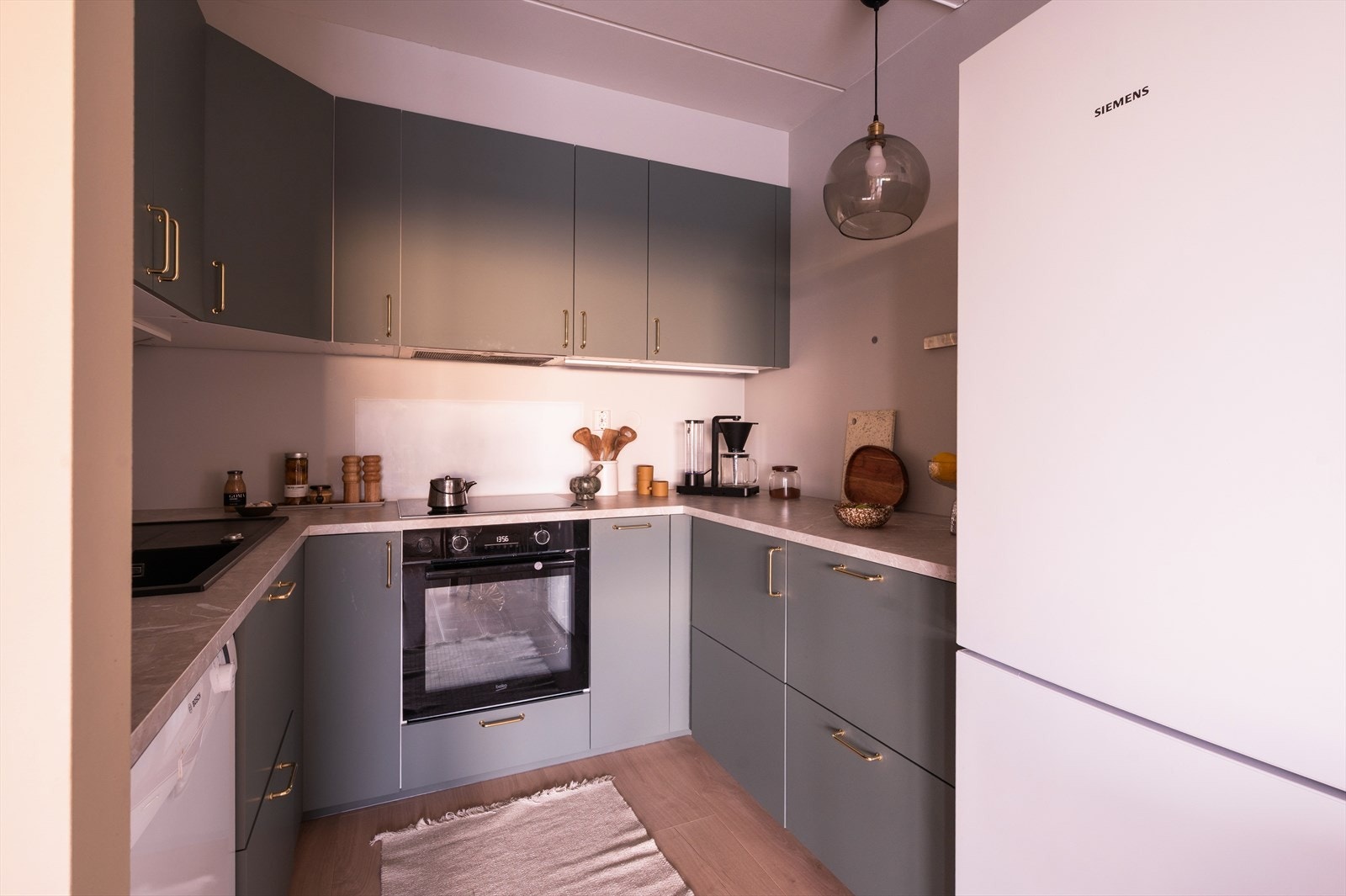 Kjøkkenet er utstyrt med integrert induksjonstopp og stekeovn, samt frittstående kjøl- og fryseskap. Galleribilde