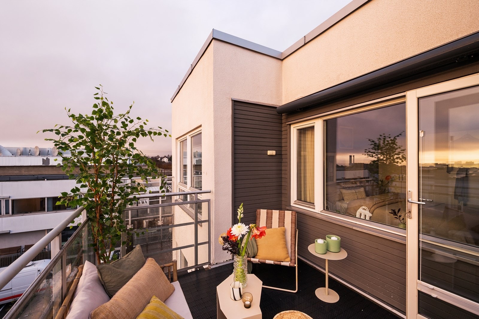 Plass til sittegruppe og hyggelig beplantning. Stikkontakt og markise er montert. Galleribilde