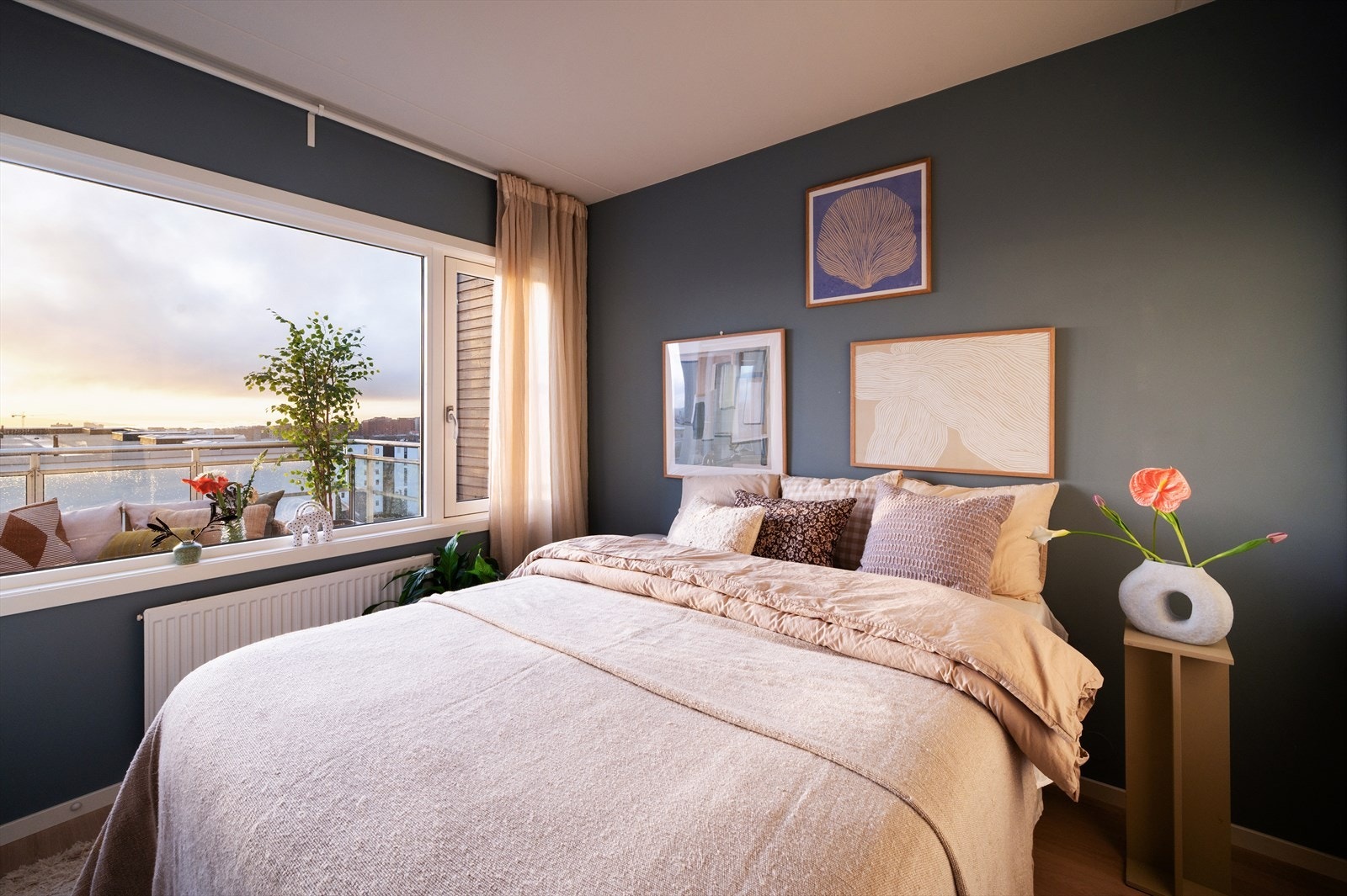 Soverommet har god plass til dobbeltseng og nattbord. Galleribilde