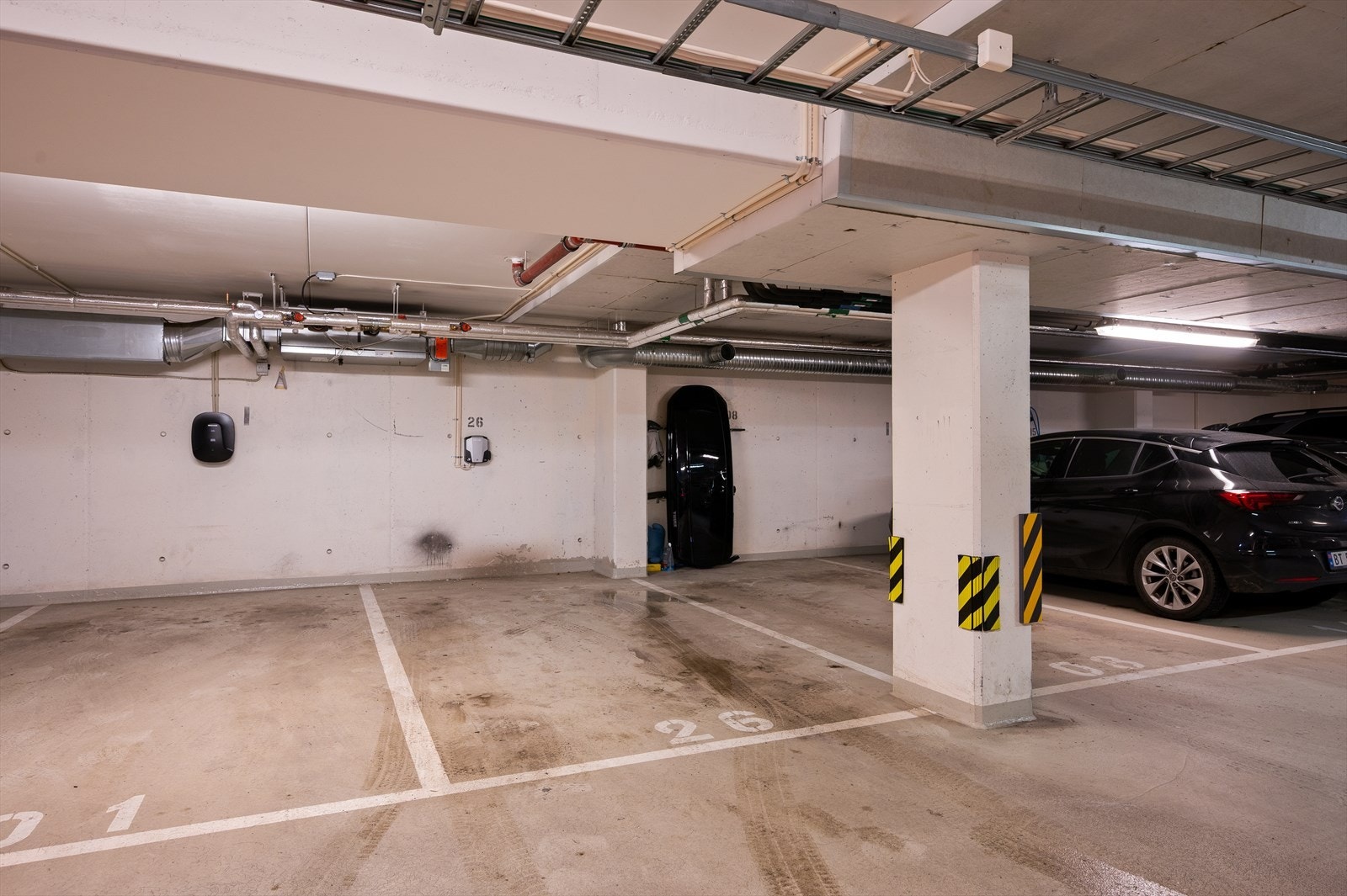 Det medfølger garasjeplass med el-bil lader. Galleribilde