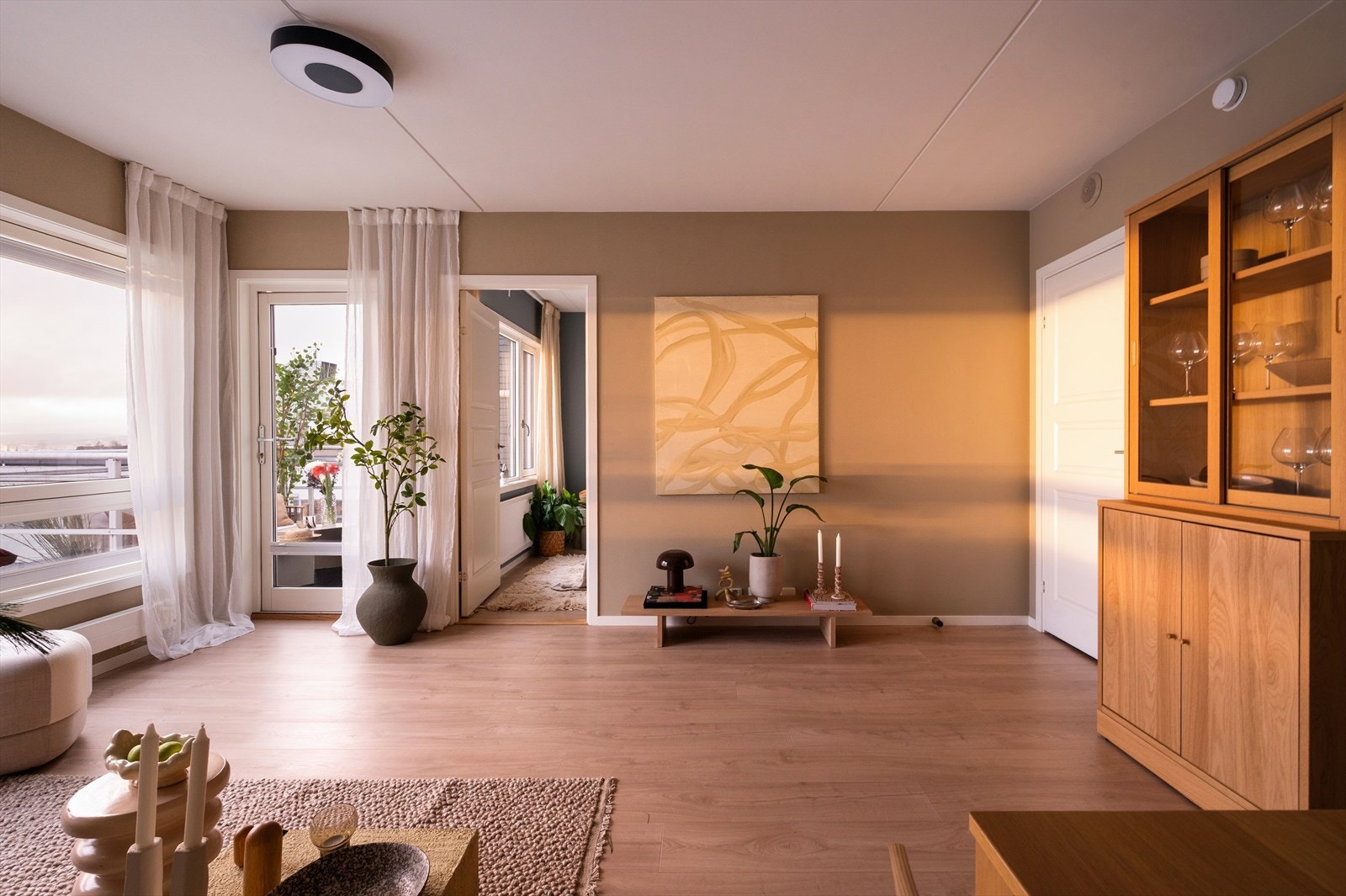 Hele leiligheten er malt i moderne fargetoner og har flotte lysinnslipp. Galleribilde