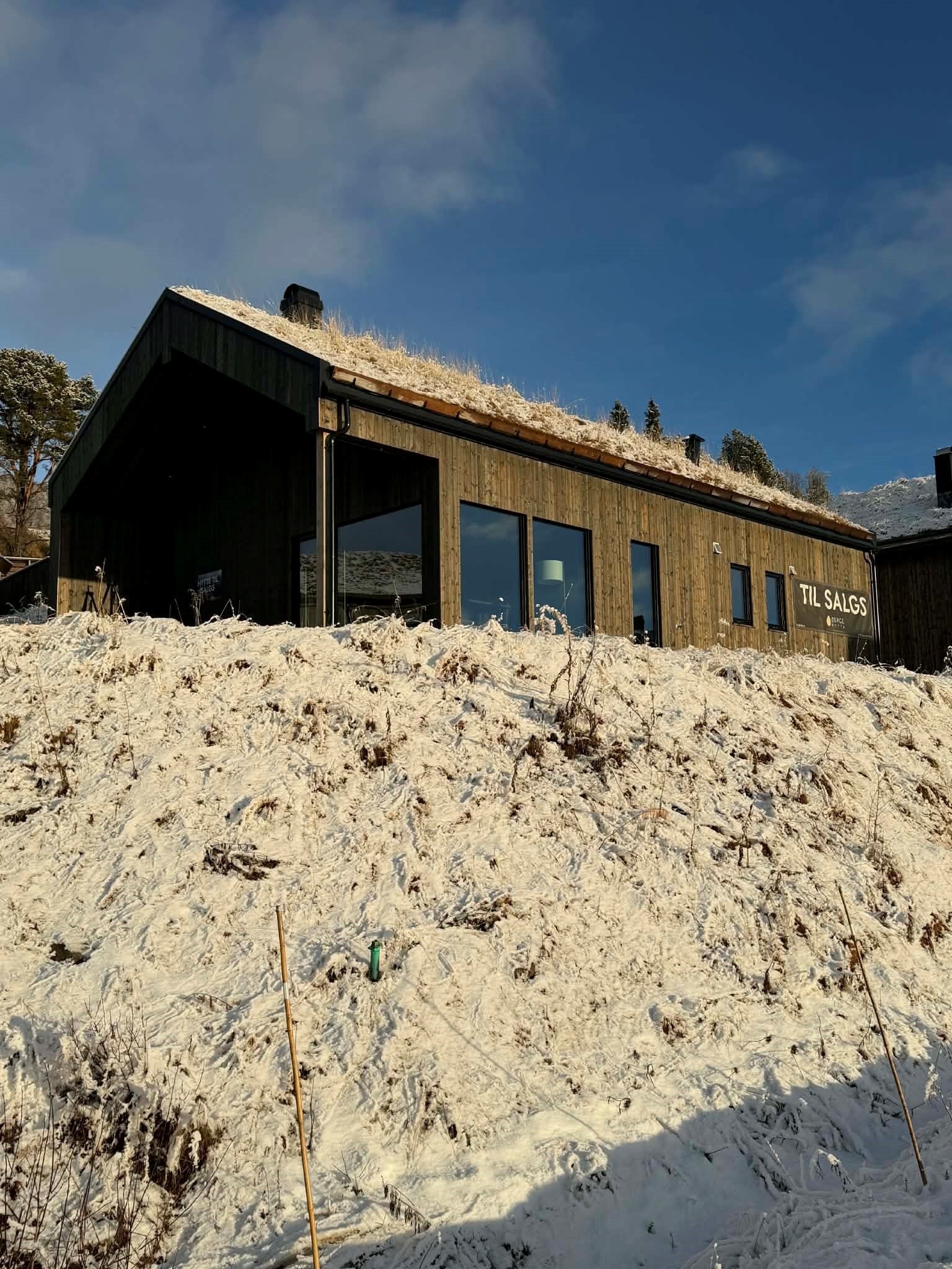 Fasade - Flott, ny og moderne hytte på fin og svært sentral tomt med mye sol og kort vei til skitrekk og langrennsløyper! Galleribilde