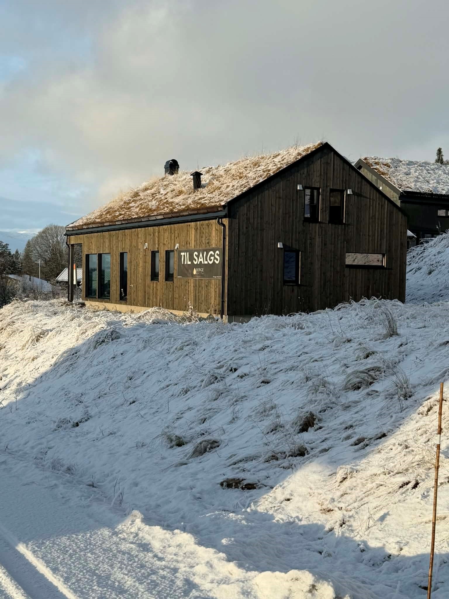 Fasade - Flott, ny og moderne hytte på fin og svært sentral tomt med mye sol og kort vei til skitrekk og langrennsløyper! Galleribilde
