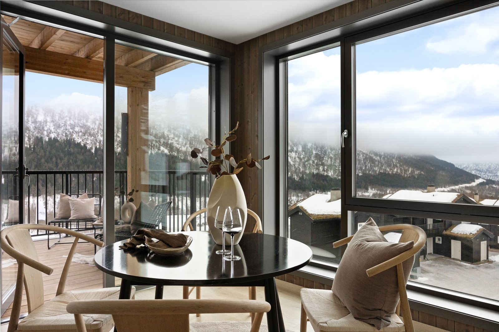 Den flotte plasseringen på hjørnet gir herlig utsikt. Galleribilde