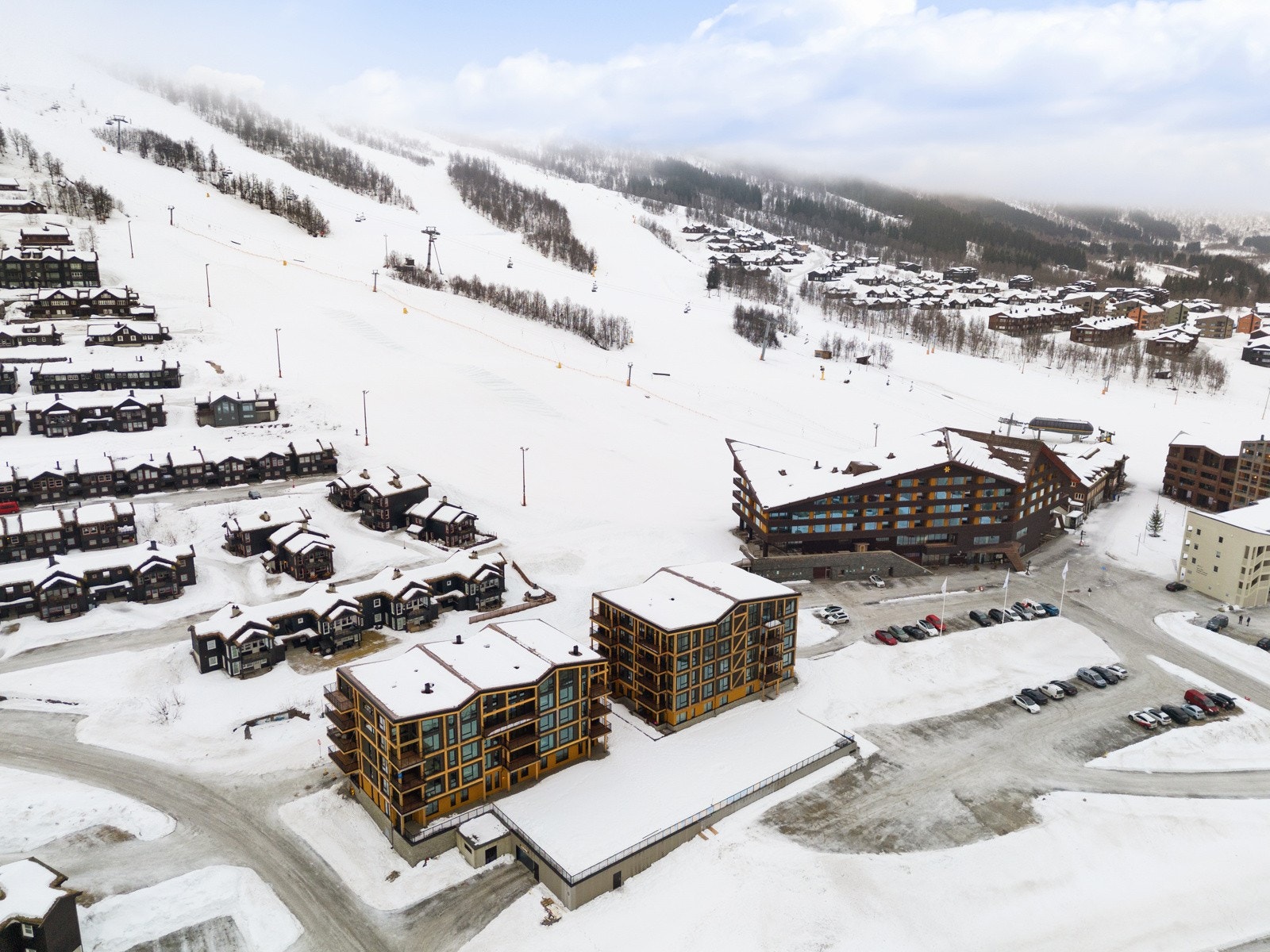 Skianlegget er like ved Sendobygget. Fra toppen av anlegget får du 3 km med strålende skikjøring ned til Myrkdalen hotel. Skisesongen starter oktober/november og varer ut april på våren. Galleribilde