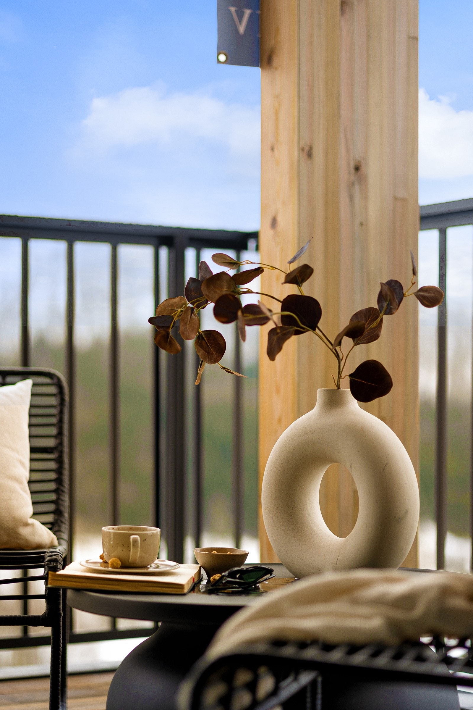 Leiligheten inneholder entré, gang, kjøkken/stue i åpen løsning, bad og hele 3 soverom. Innvendig og utvendig bod. Galleribilde