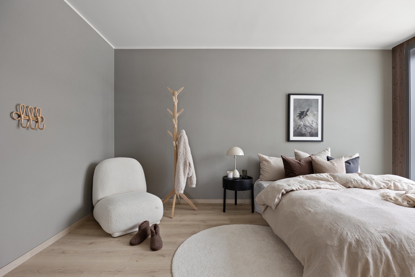 Hovedsoverom med delikate farger og god med plass til dobbeltseng og garderobeløsning. Galleribilde